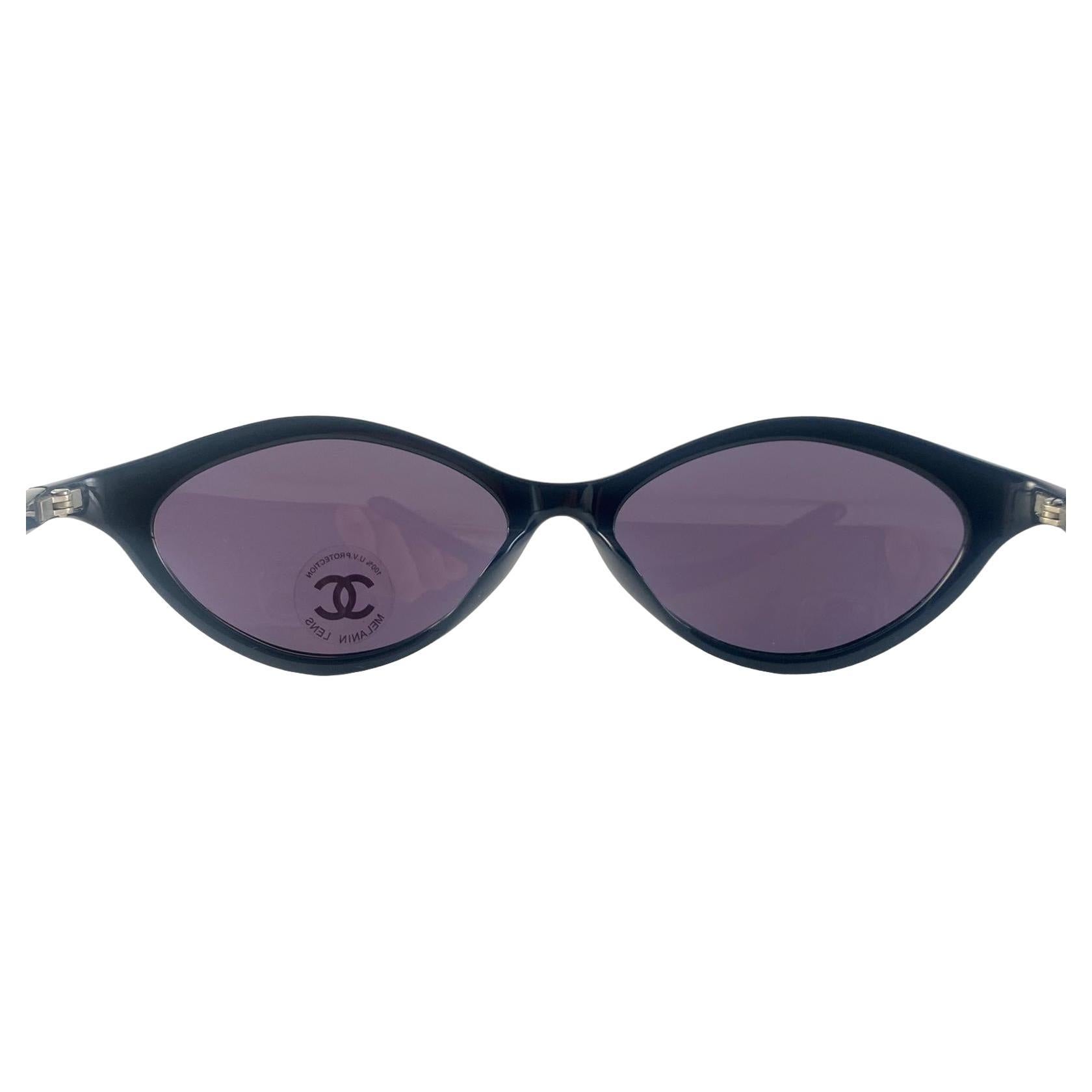 Noir Lunettes de soleil vintage Chanel 5001 Sleek Cat Eye Black 2000's Made In Italy Y2K en vente