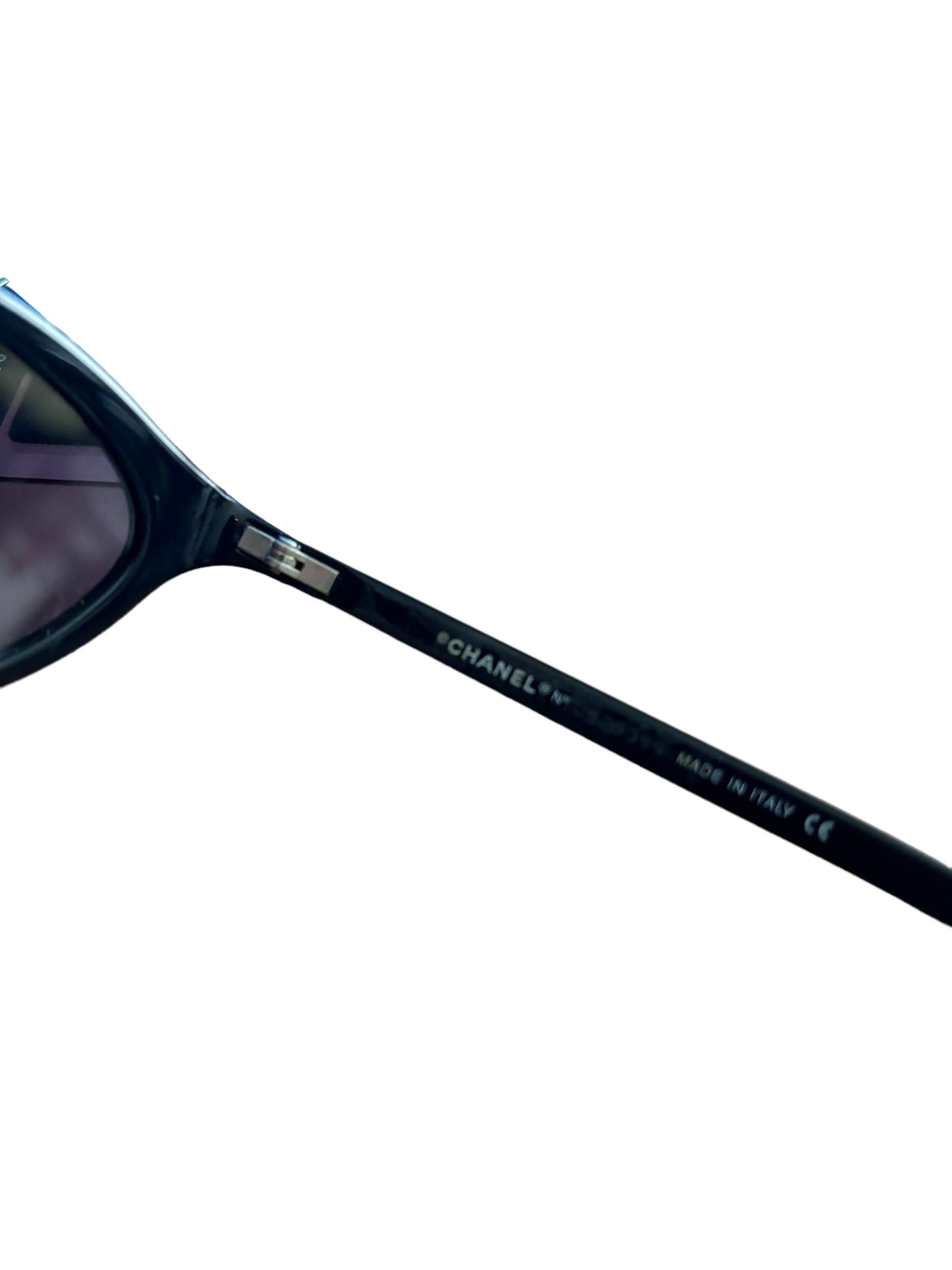 Lunettes de soleil vintage Chanel 5001 Sleek Cat Eye Black 2000's Made In Italy Y2K Pour femmes en vente