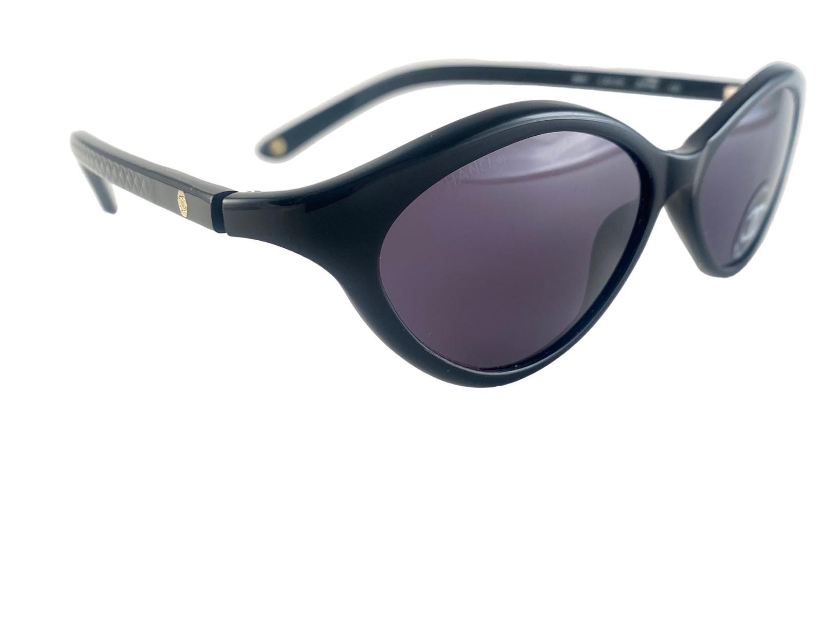 Lunettes de soleil vintage Chanel 5001 Sleek Cat Eye Black 2000's Made In Italy Y2K en vente 1