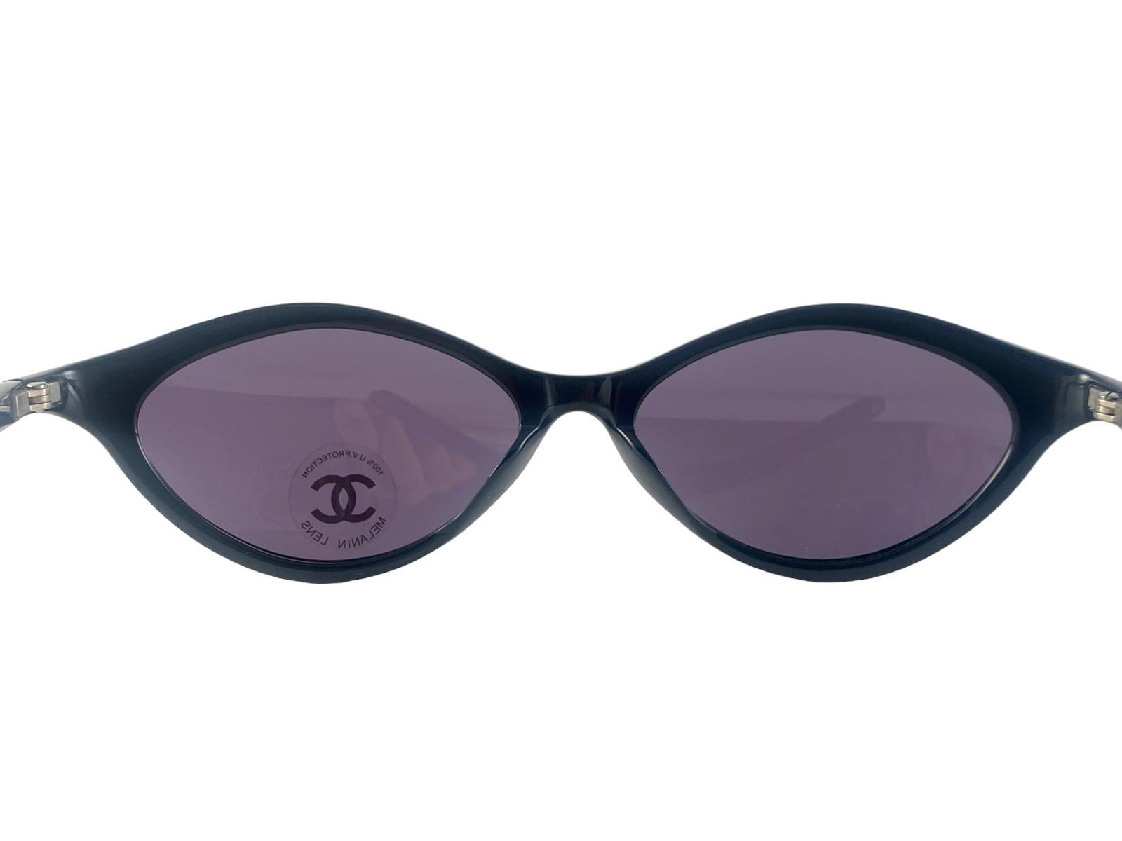 Lunettes de soleil vintage Chanel 5001 Sleek Cat Eye Black 2000's Made In Italy Y2K en vente 2
