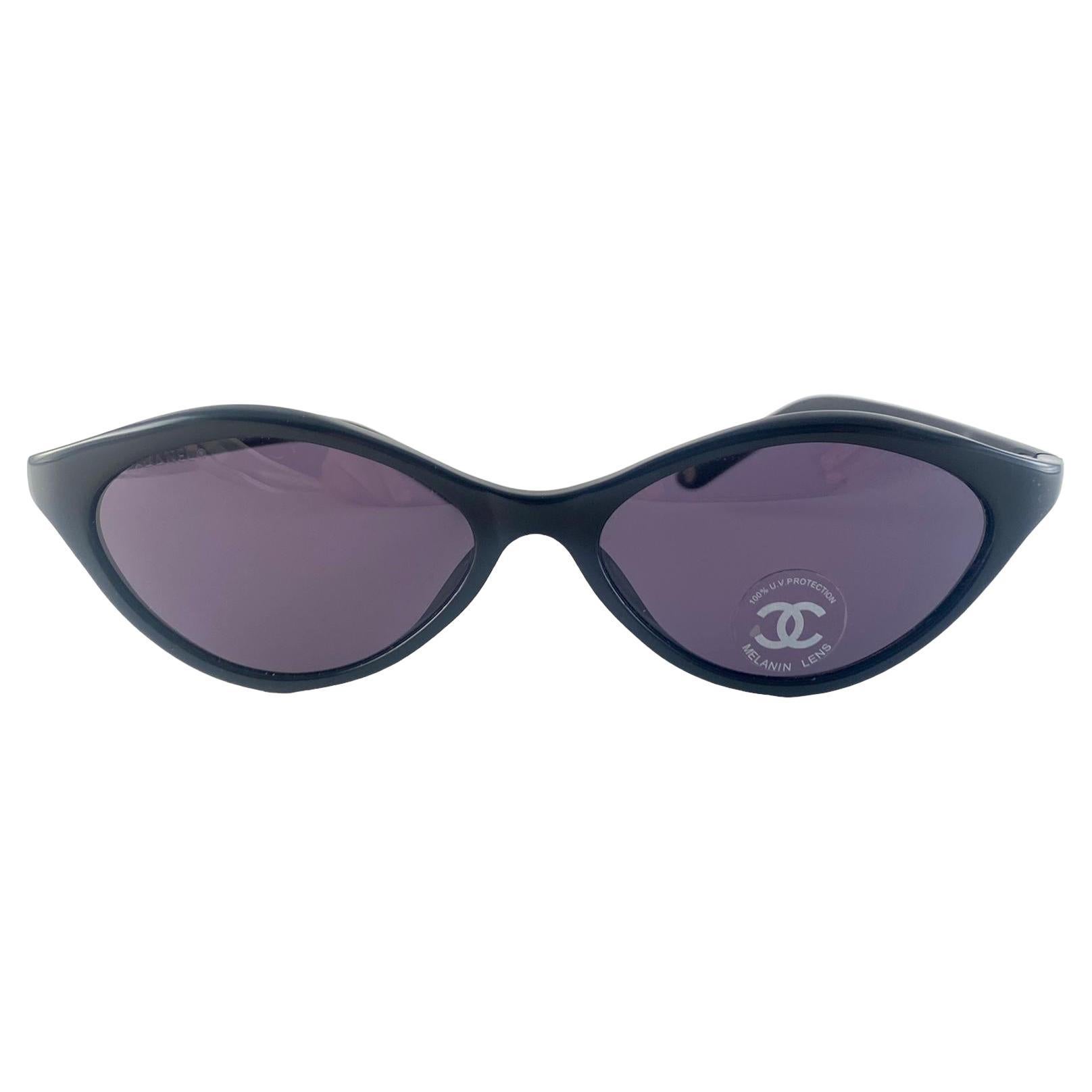 Lunettes de soleil vintage Chanel 5001 Sleek Cat Eye Black 2000's Made In Italy Y2K en vente