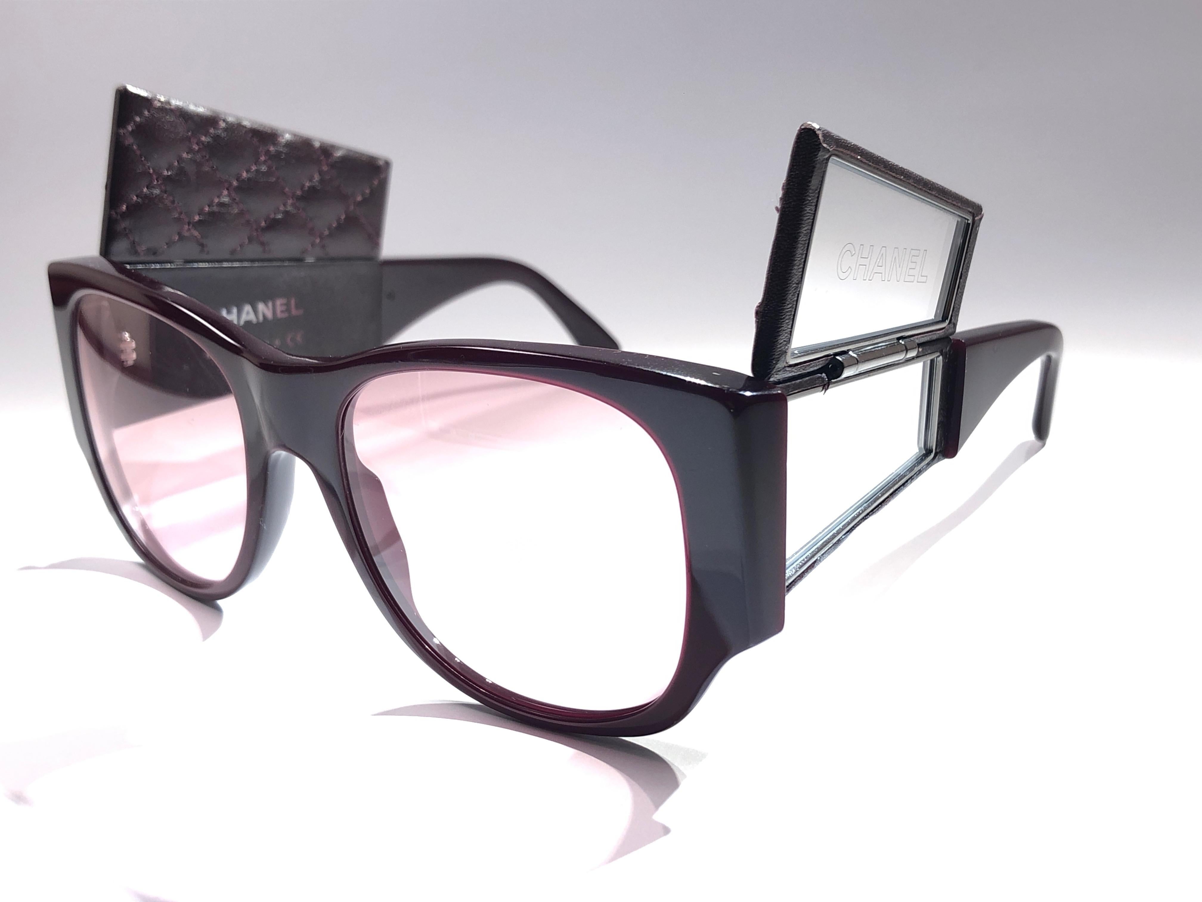 Vintage Chanel 5202 Burgund Hidden Mirror Gesteppte Sonnenbrille Made in France (Grau) im Angebot