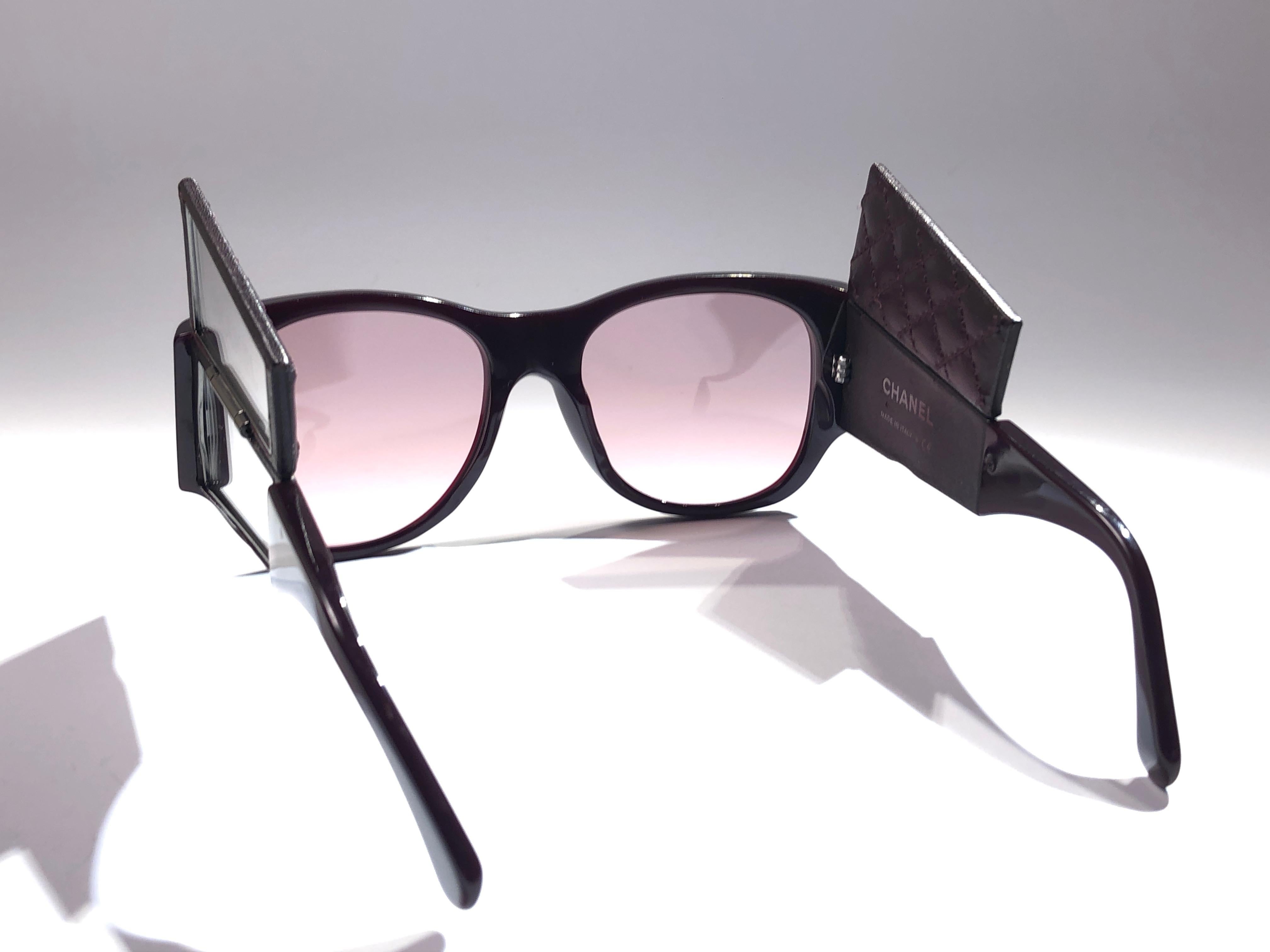 Vintage Chanel 5202 Burgund Hidden Mirror Gesteppte Sonnenbrille Made in France im Zustand „Hervorragend“ im Angebot in Baleares, Baleares