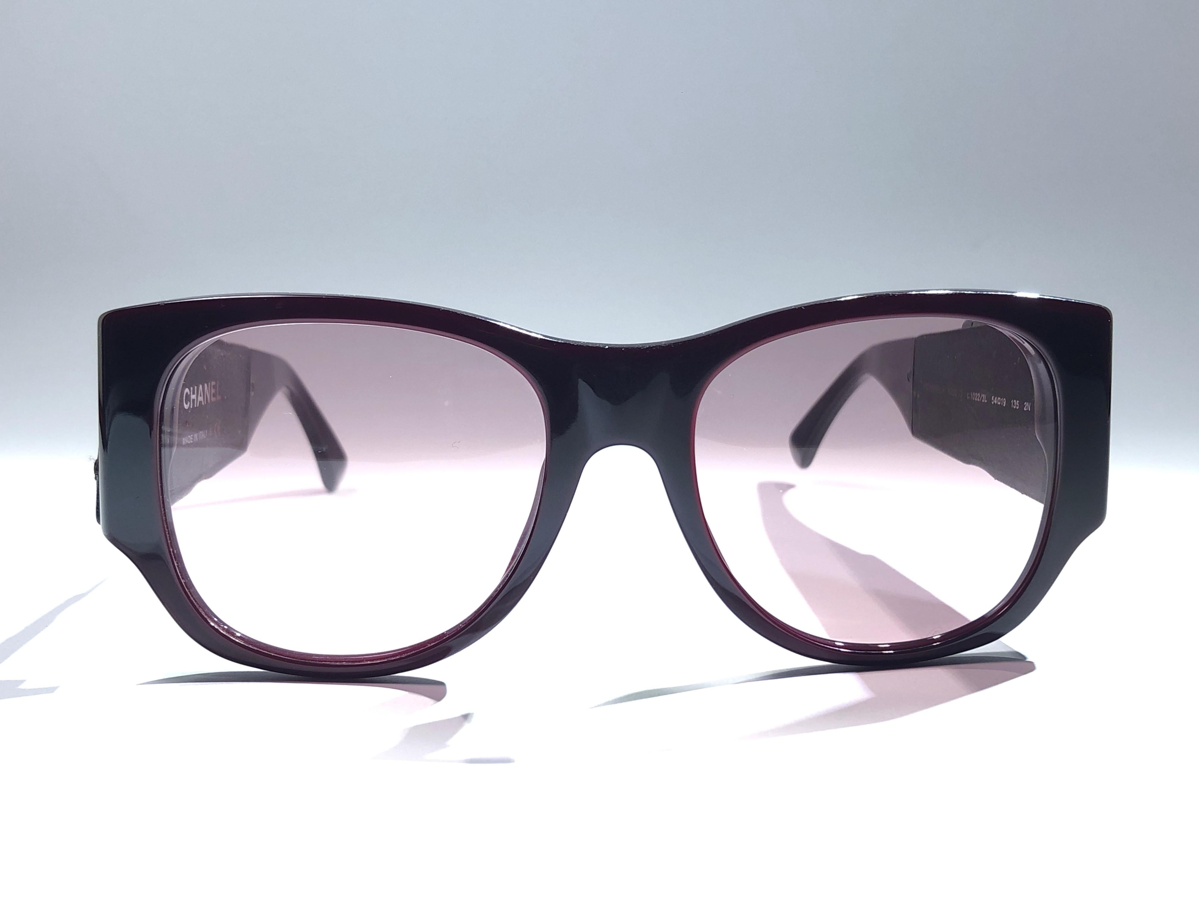 Vintage Chanel 5202 Burgund Hidden Mirror Gesteppte Sonnenbrille Made in France im Angebot 1