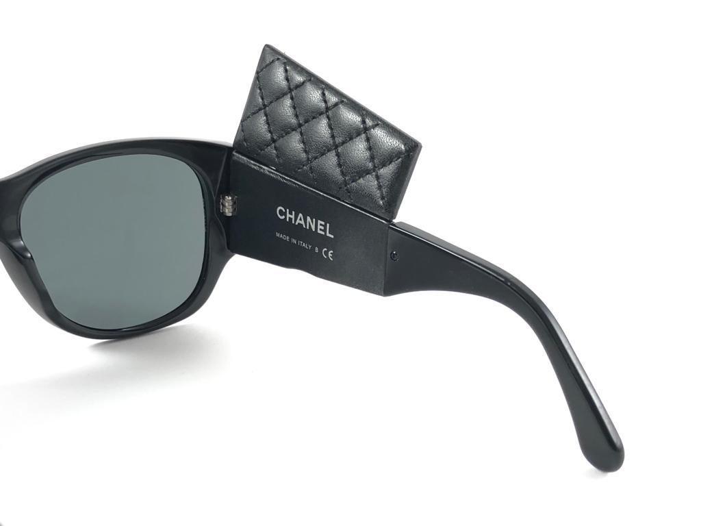 Occhiali da sole vintage Chanel 5202 tartarugati con specchio nero trapuntato Made In France in vendita 3