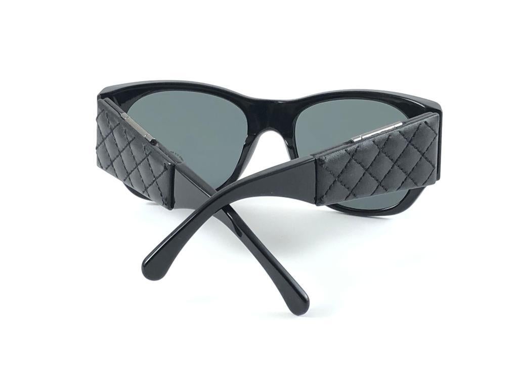 Vintage Chanel 5202 Tortoise Black Mirror Quilted Sunglasses Made In France For Sale 13