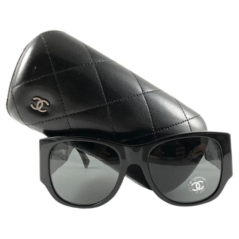 
Vintage Chanel Black quilted sunglasses with hidden side mirrors. 
New never Worn.
This pair of Chanel sunglasses is an absolute showstopper.


Made in Italy


Front :                           14 Cms
Lens Height :              4.8 Cms
Lens Width :