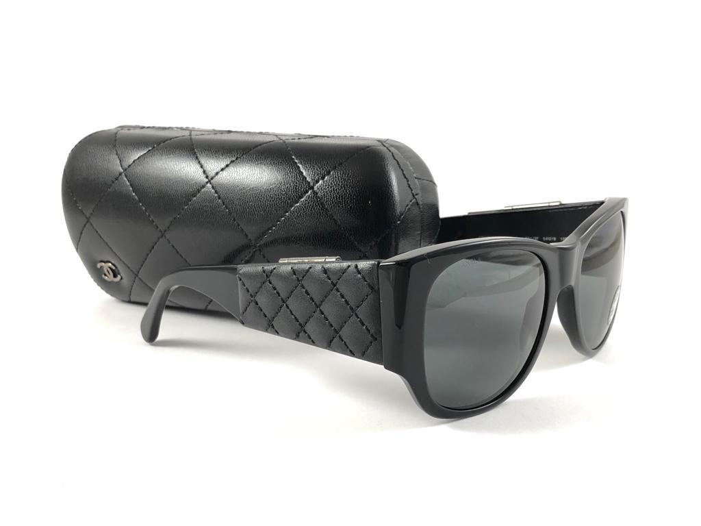 Vintage Chanel 5202 Tortoise Black Mirror Quilted Sunglasses Made In France In Excellent Condition For Sale In Baleares, Baleares