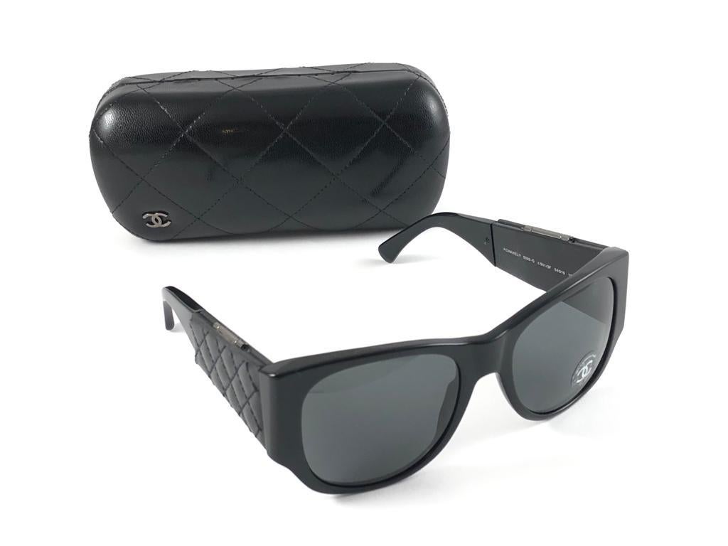 Women's or Men's Vintage Chanel 5202 Tortoise Black Mirror Quilted Sunglasses Made In France For Sale