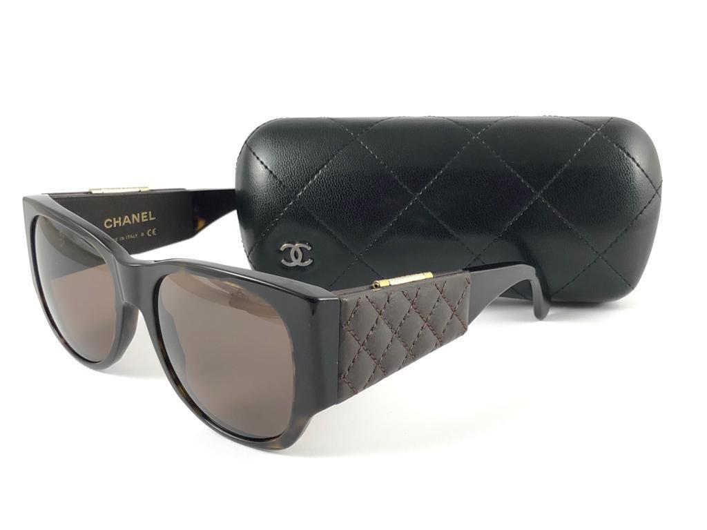 Vintage Chanel 5202 Tortoise Hidden Mirror Quilted Sunglasses Made In France For Sale 2