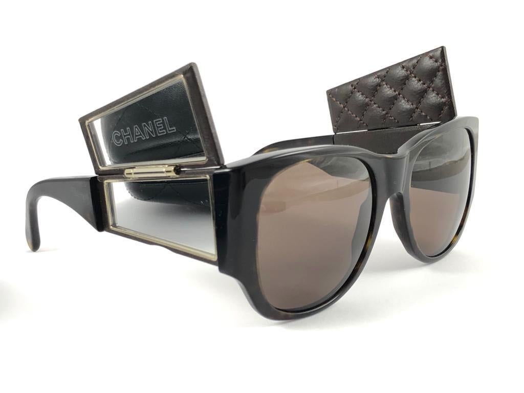 Vintage Chanel tortoise quilted sunglasses with hidden side mirrors. This item has minor sign of wear on the frame and small discolouration on the leather pieces not perceptible while wearing.
This pair of Chanel sunglasses is an absolute