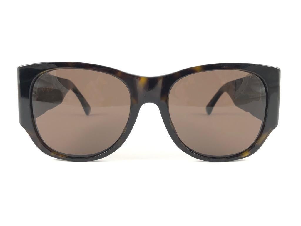 Vintage Chanel 5202 Schildpatt Hidden Mirror Gesteppte Sonnenbrille Made in France (Grau) im Angebot