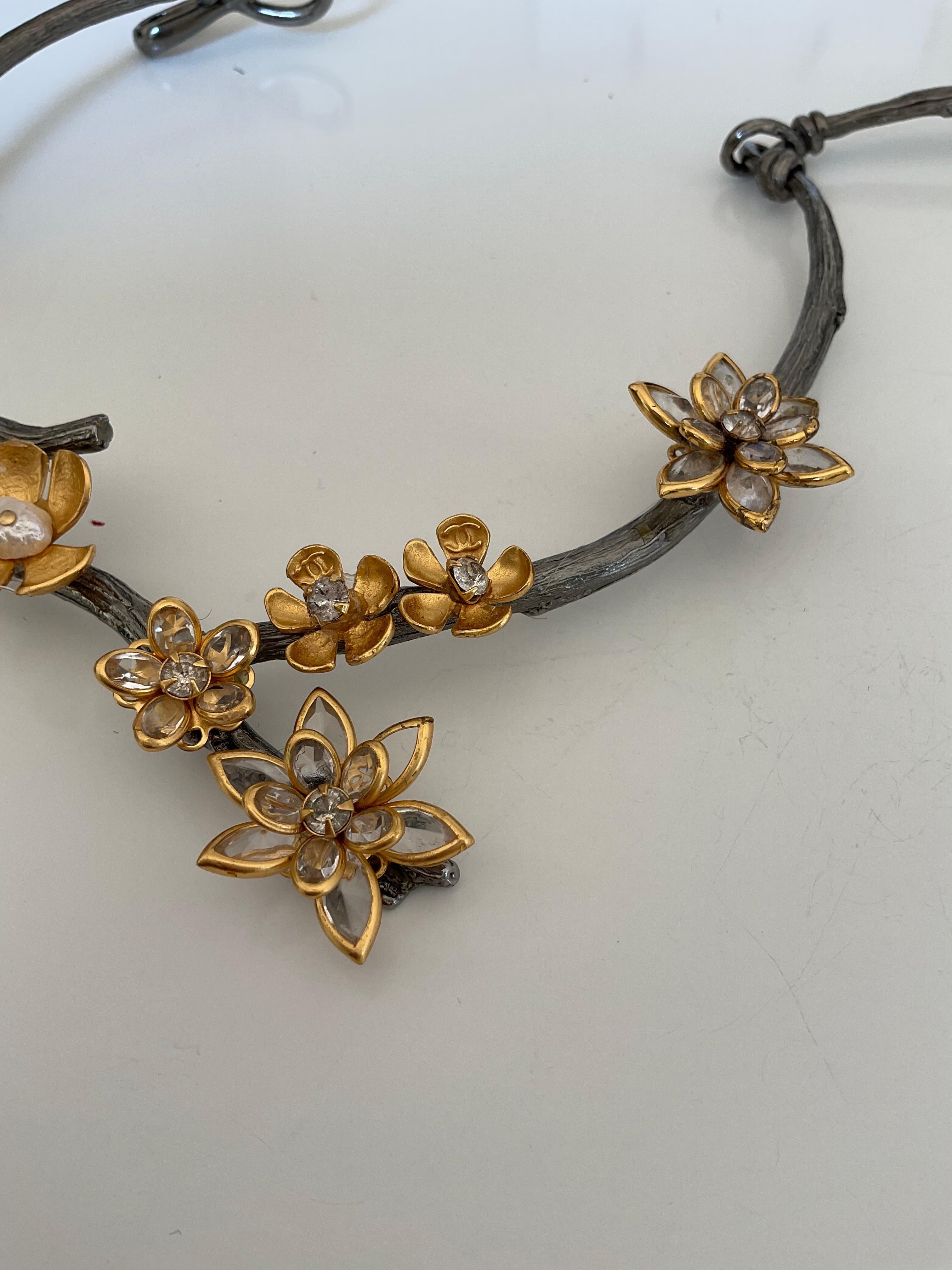 Vintage CHANEL 80's Haute Couture Gold & Silver Flower Necklace In Excellent Condition For Sale In PARIS, FR