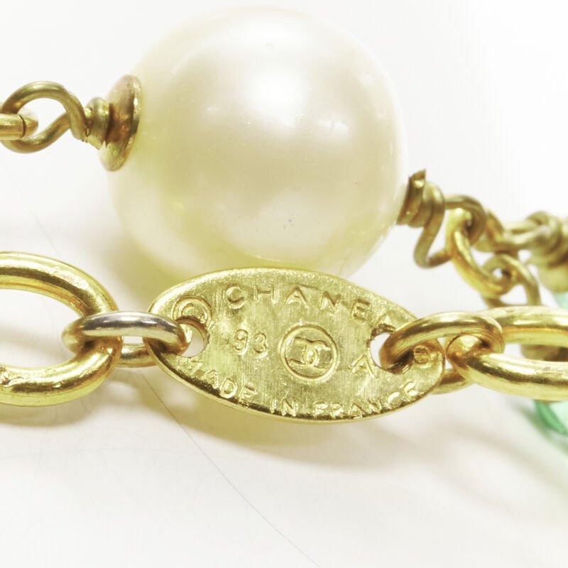 CHANEL 93A Collier sautoir vintage vert Gripoix en perles de verre coulées et fausses perles en vente 8