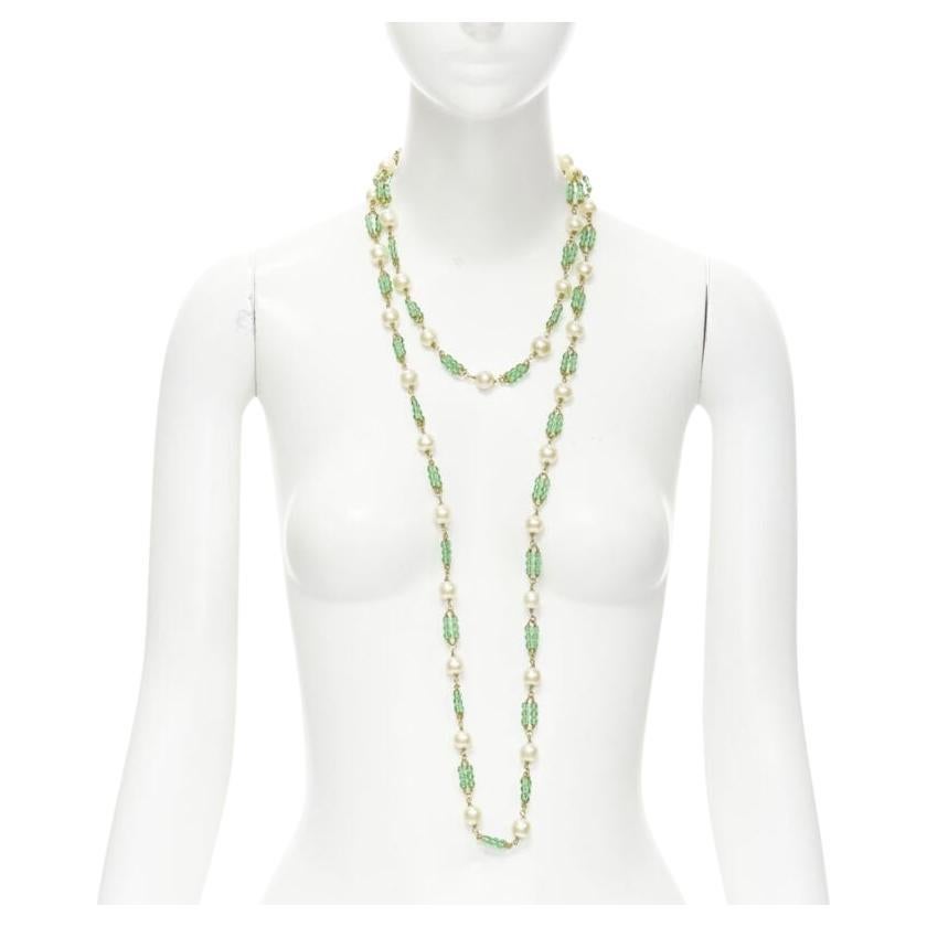 CHANEL 93A Collier sautoir vintage vert Gripoix en perles de verre coulées et fausses perles en vente
