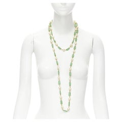 CHANEL 93A Collier sautoir vintage vert Gripoix en perles de verre coulées et fausses perles