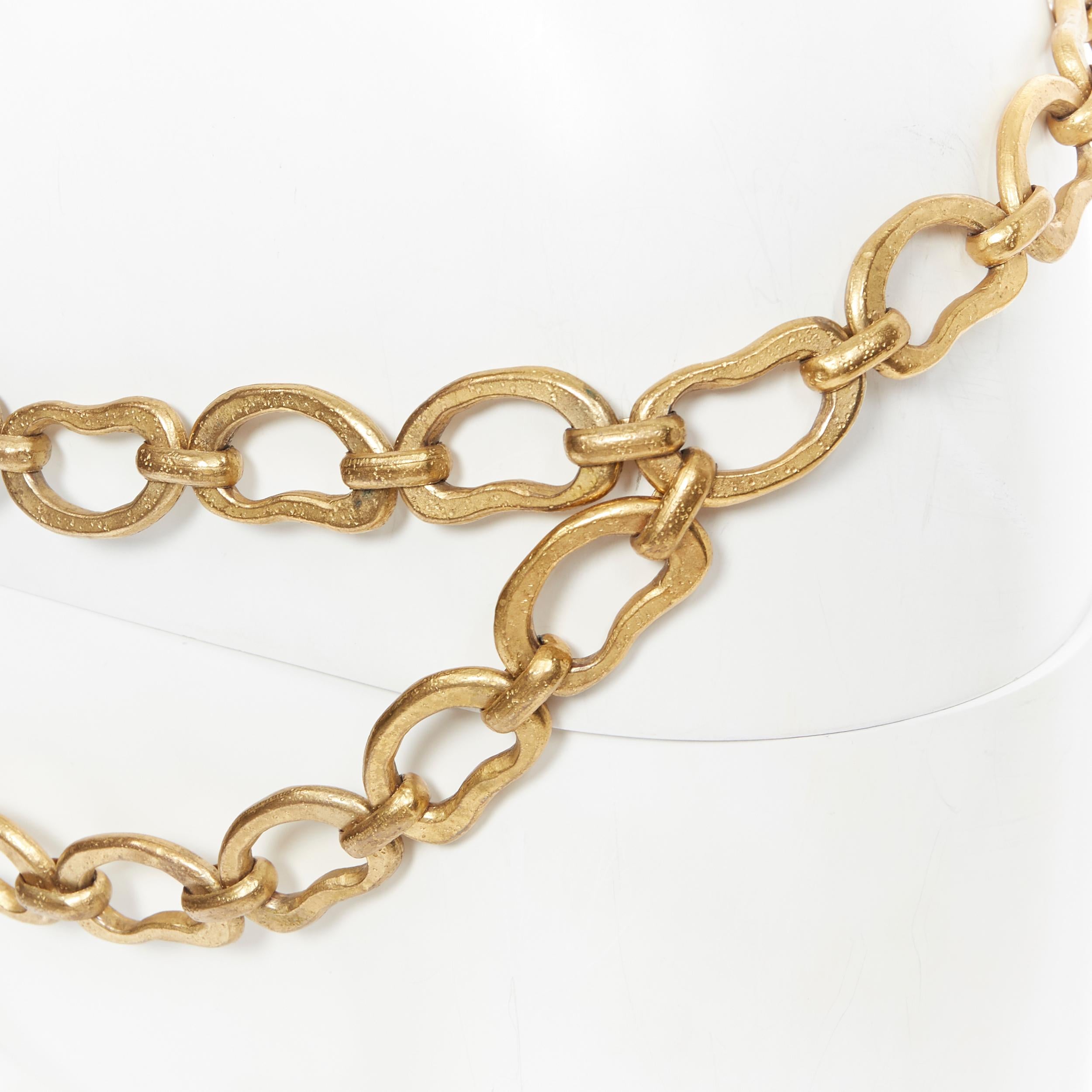 vintage CHANEL 93P antique gold tone metal looped dual chain CC medallion belt In Excellent Condition In Hong Kong, NT