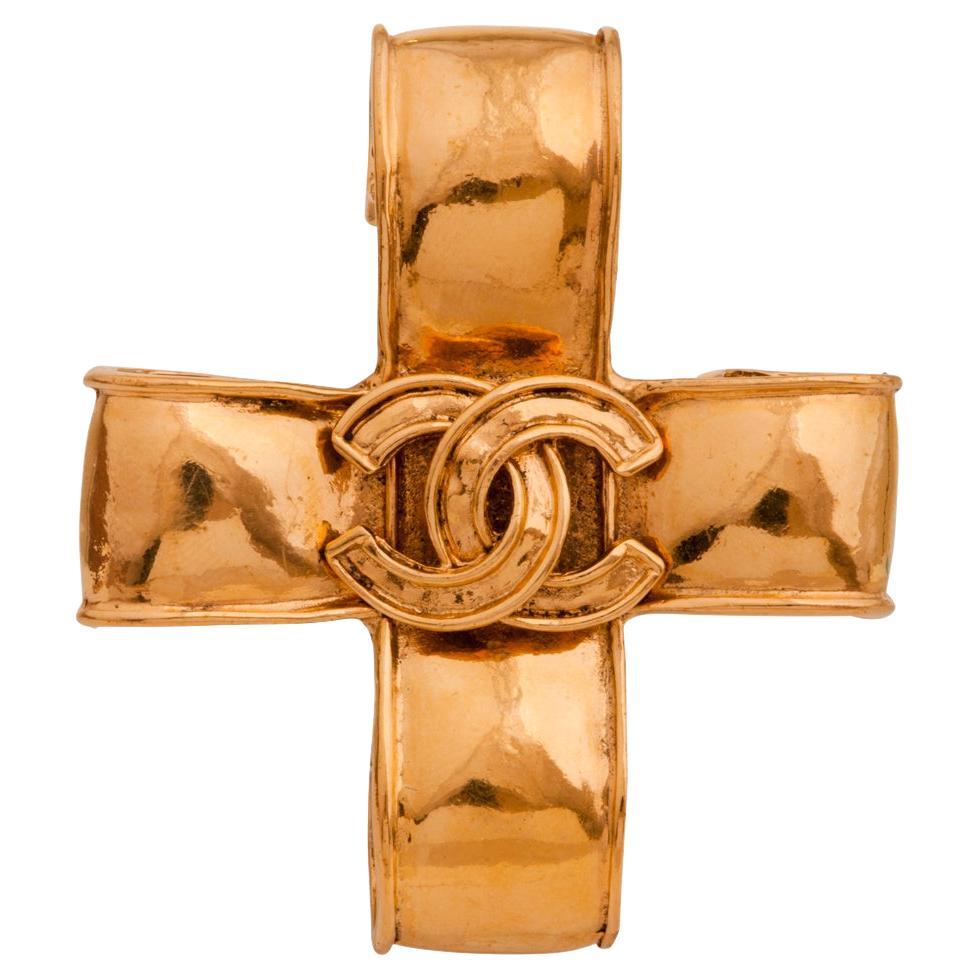 Chanel Vintage 94P Gold-Tone CC Logo Scroll Cross Pin Brooch, France, 1994 For Sale