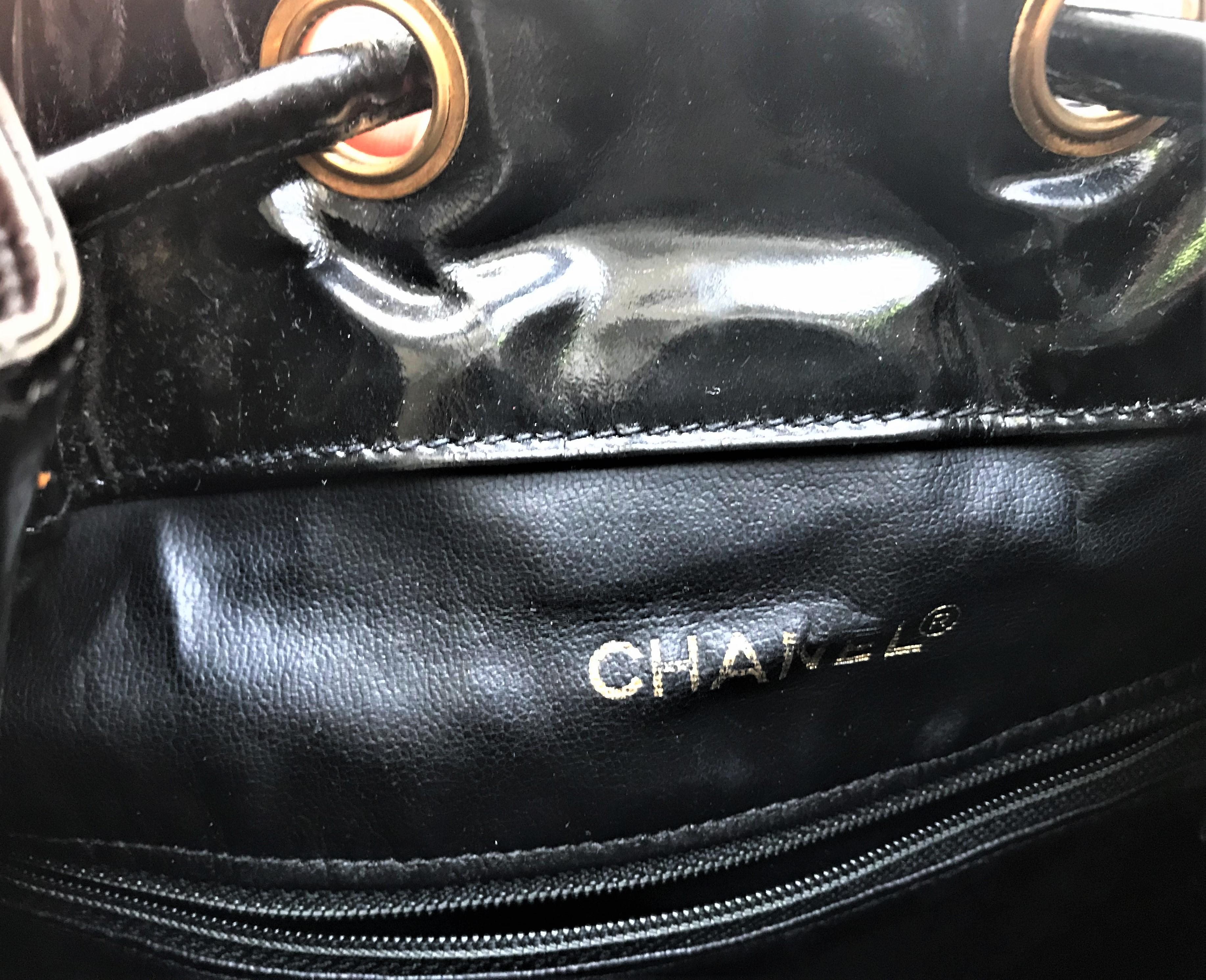 Sac à dos vintage Chanel en cuir verni matelassé noir, 1990, France en vente 10
