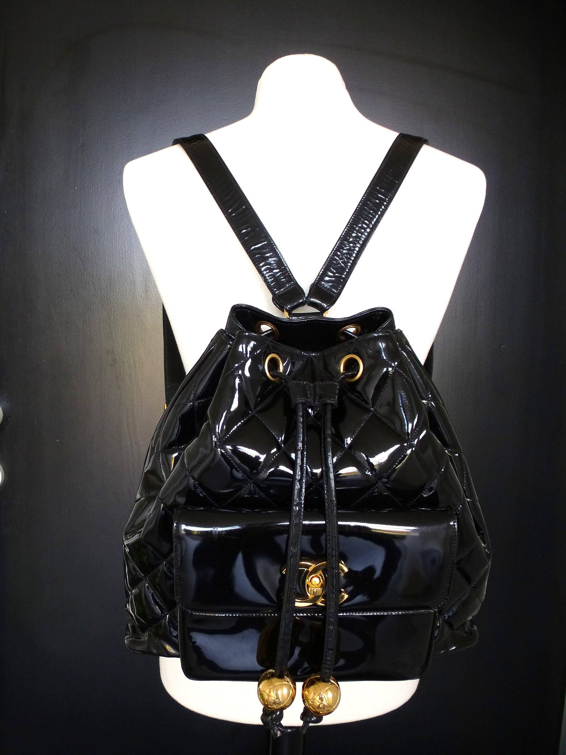 Very nice and well-preserved backpack in quilted black patent leather - including the inside! Nice long shoulder straps - the backpack can also easily be carried over one should

The dimensions are H30 cm W35 cm D10 cm. The front pocket with flap 20