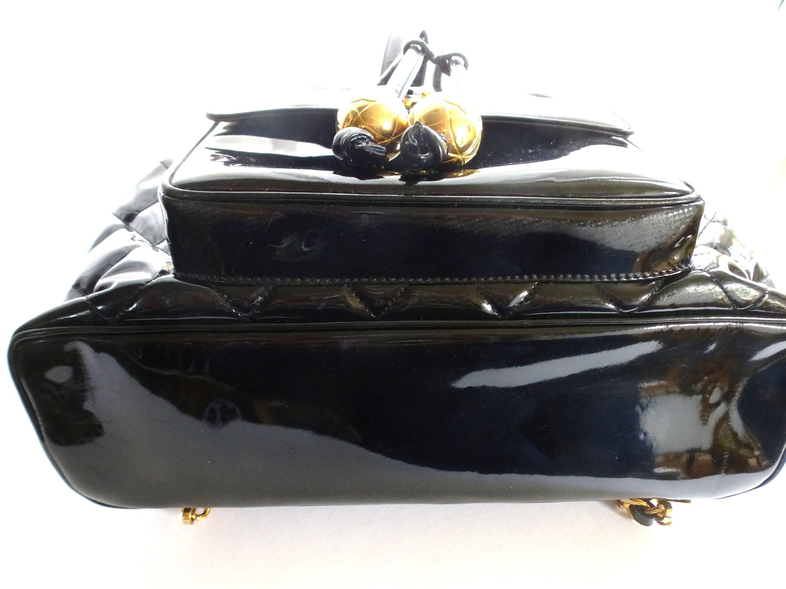 Vintage Chanel backpack black quiltet patent leather, 1990, Made in France For Sale 2