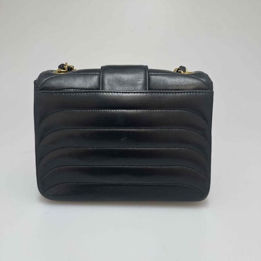 Very good condition
Made in France
Material : lambskin leather
Color : black
Dimensions :  17 x 13 x 7 cm
Strap :  114 cm 
Hologramme : 2411...
Authenticity card : oui
Year : 1991-1994
Hardware : metal gold plated
Will be delivered in its original