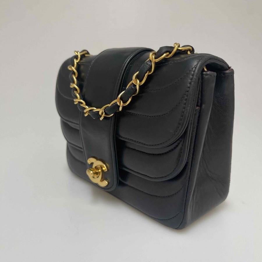 Vintage CHANEL bag black leather In Excellent Condition In Paris, FR