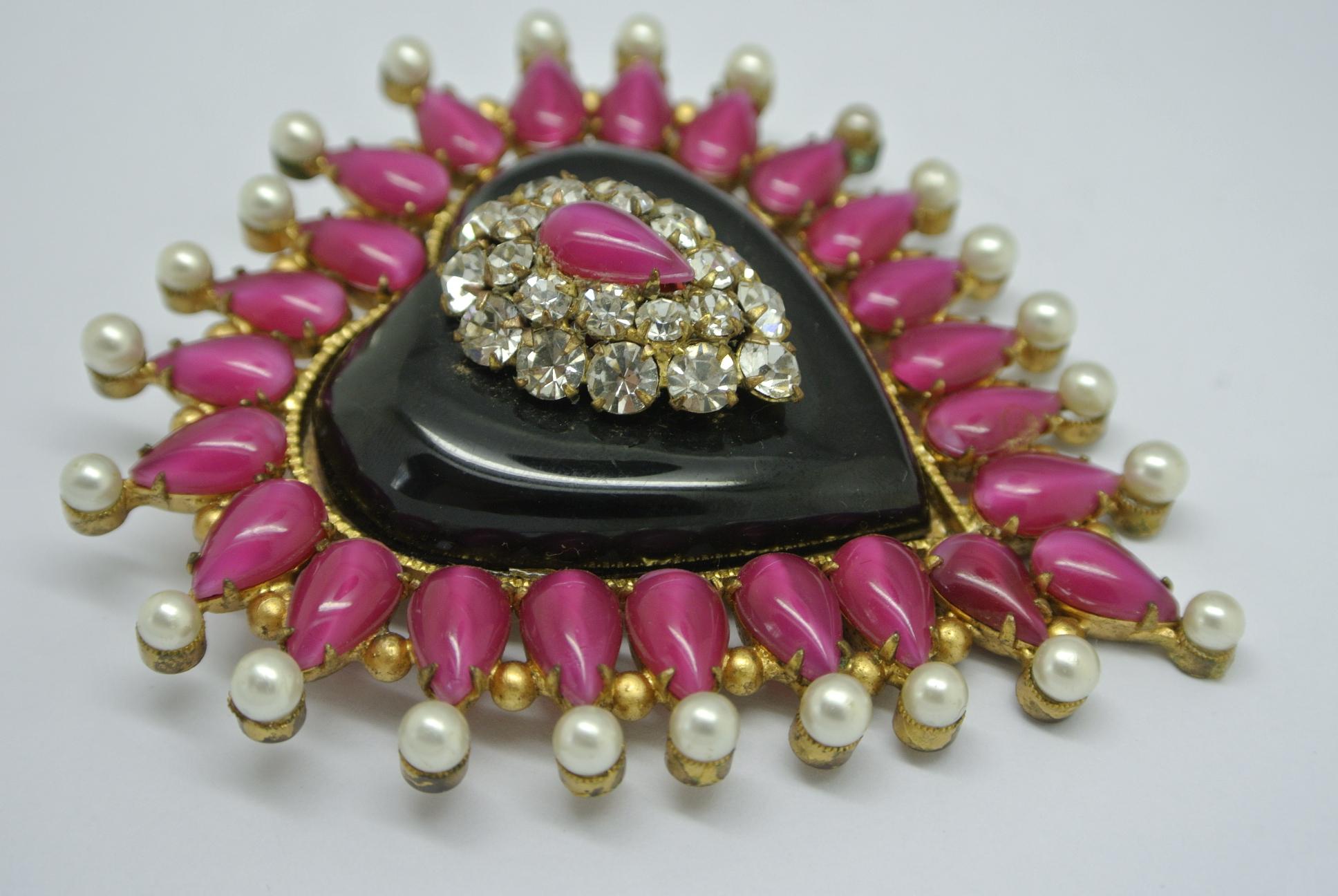 Artist Vintage Chanel bakelite black heart pink Glass Brooch For Sale
