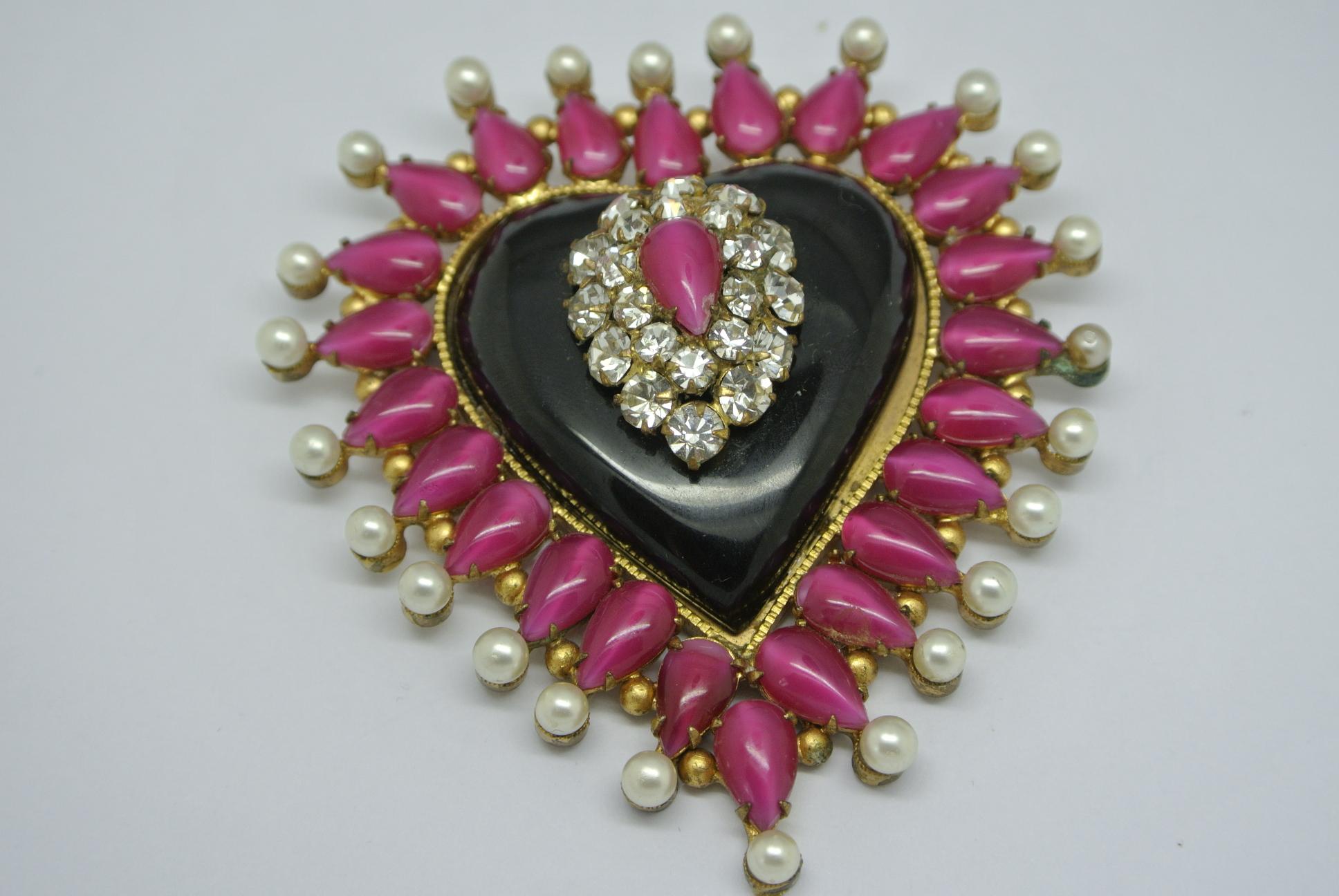 Vintage Chanel bakelite black heart pink Glass Brooch In Good Condition For Sale In London, GB