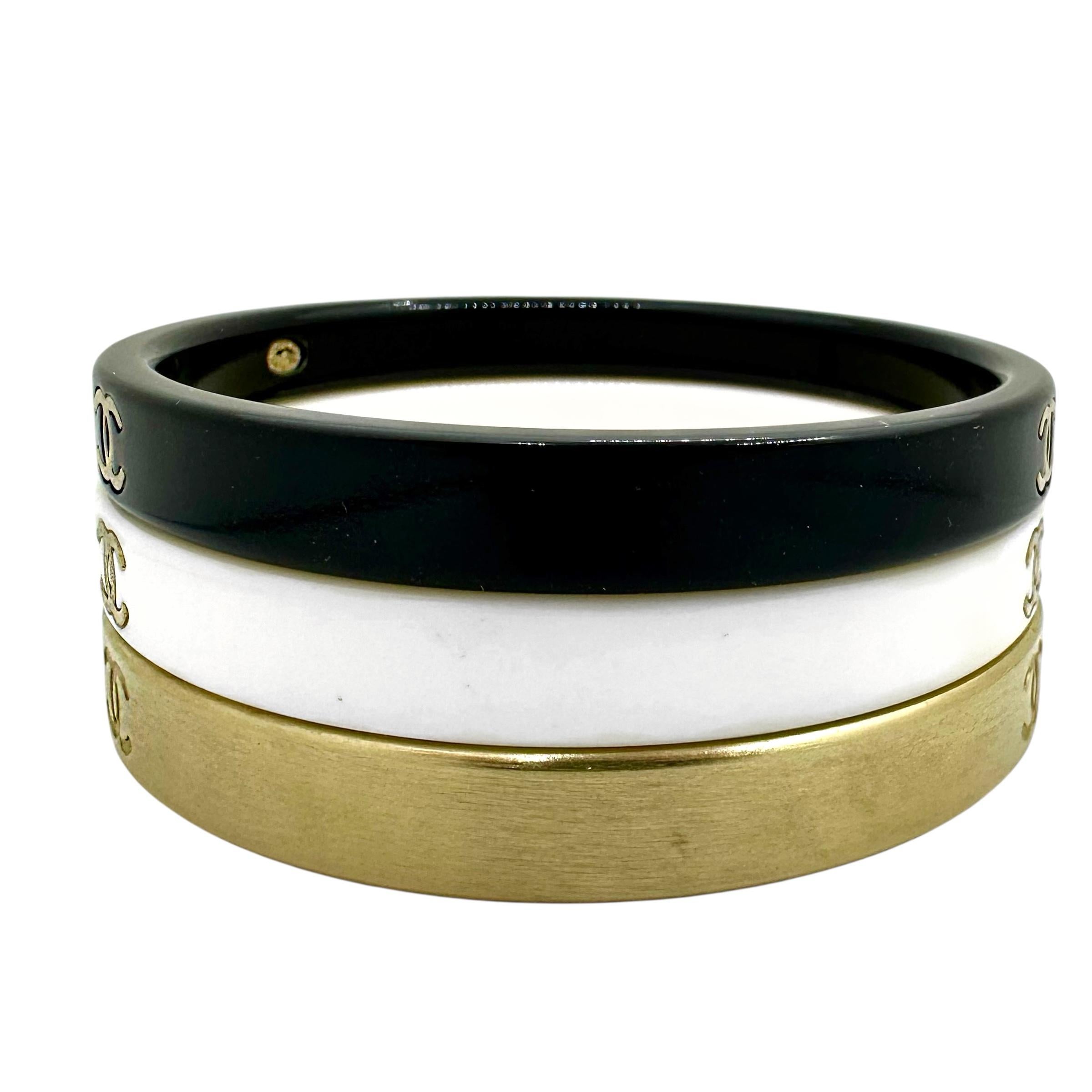 Juego de 3 brazaletes Chanel vintage: en negro, blanco y dorado con logotipo CC Moderno en venta