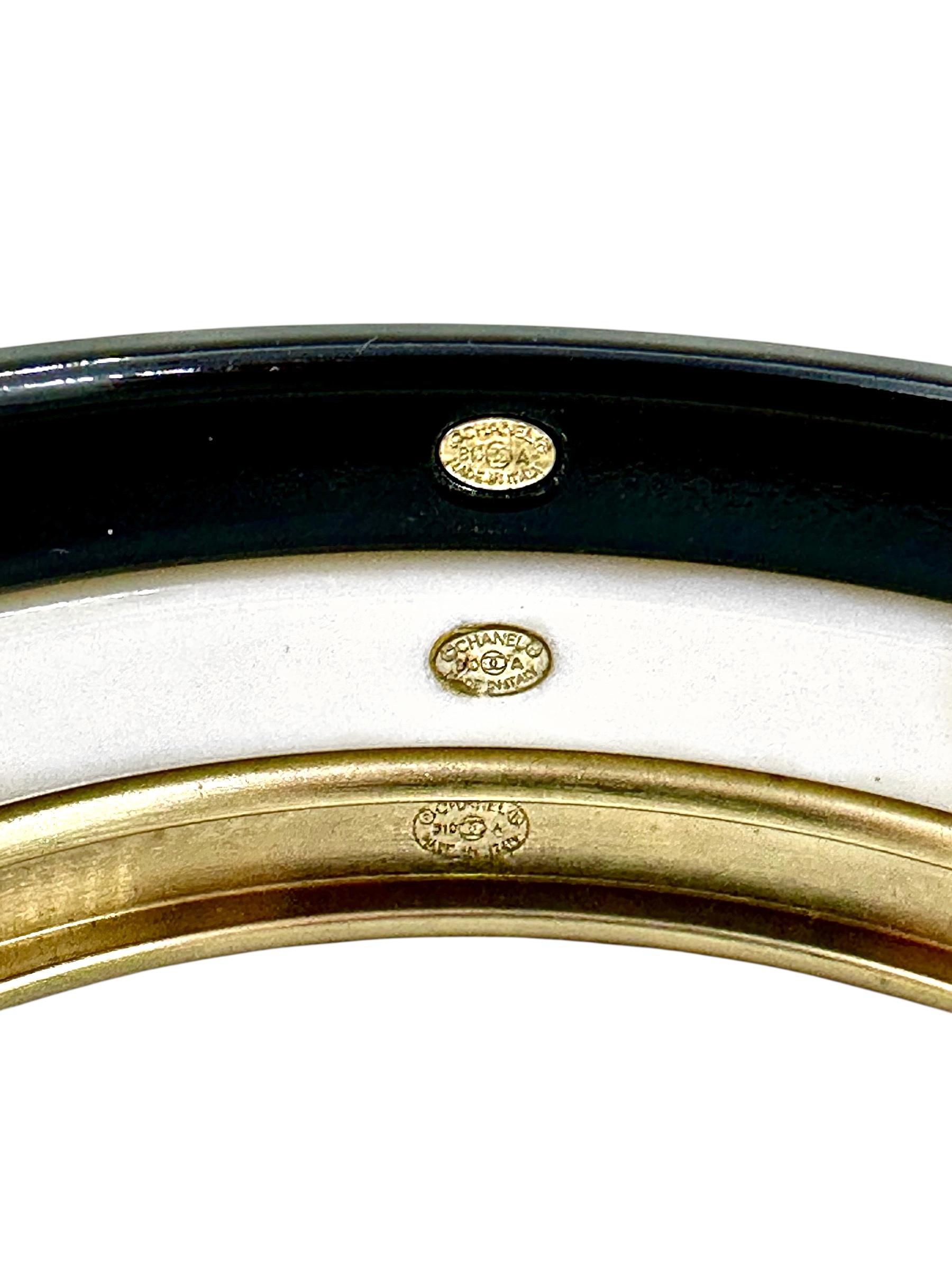 Juego de 3 brazaletes Chanel vintage: en negro, blanco y dorado con logotipo CC en Bueno estado para la venta en Palm Beach, FL