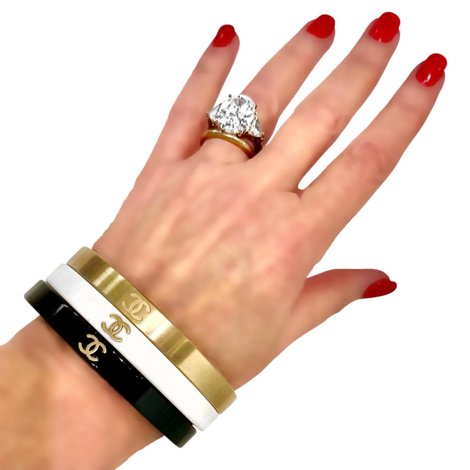 Juego de 3 brazaletes Chanel vintage: en negro, blanco y dorado con logotipo CC en venta 1