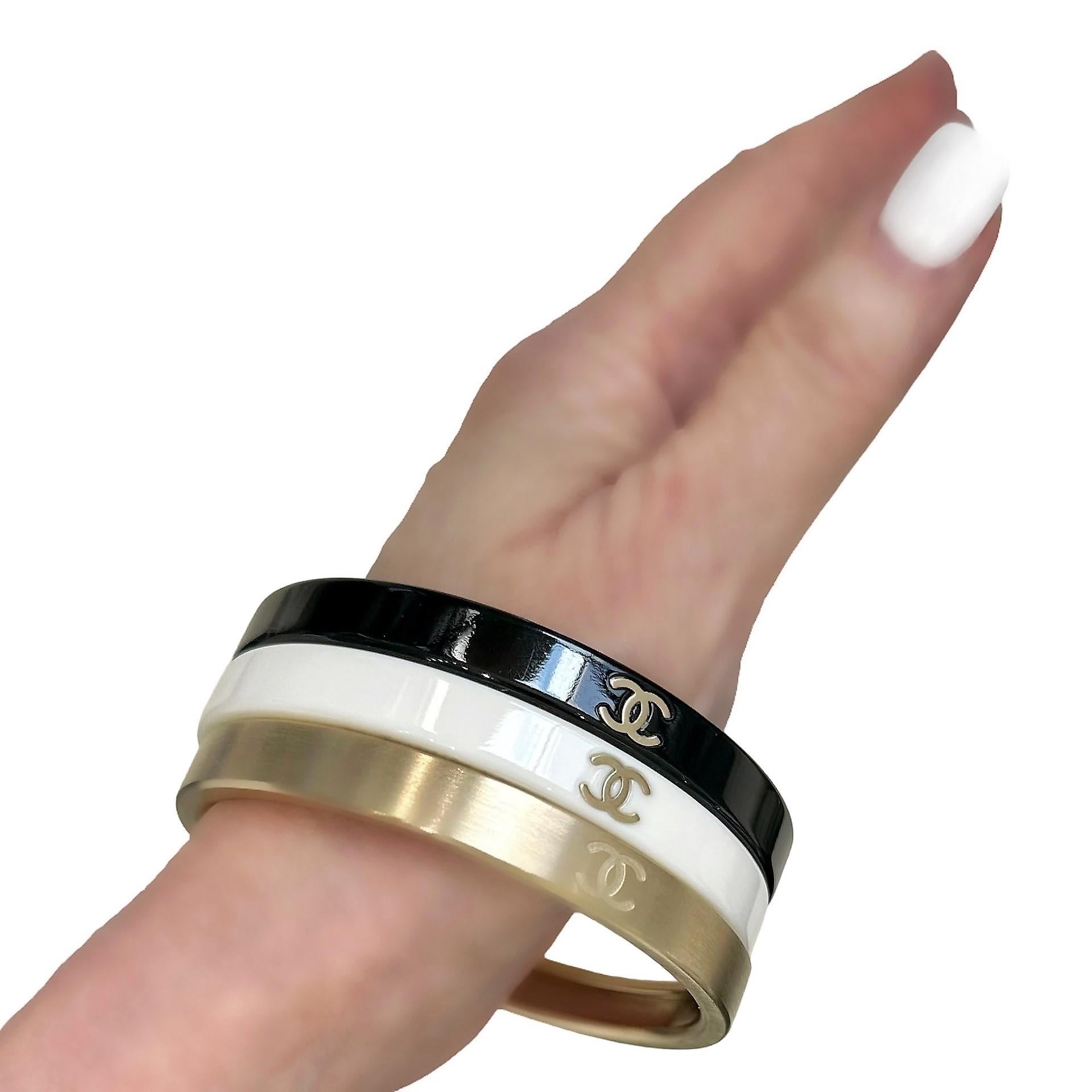 Chanel - Ensemble de 3 bracelets jonc vintage en résine blanche, dorée et noire avec logo CC  en vente 5