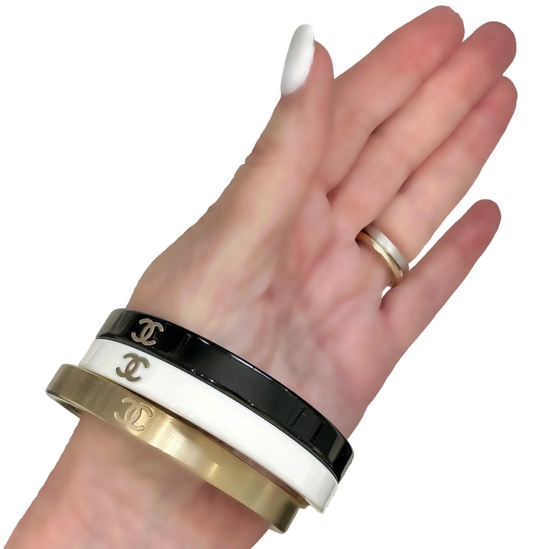 Chanel - Ensemble de 3 bracelets jonc vintage en résine blanche, dorée et noire avec logo CC  en vente 6