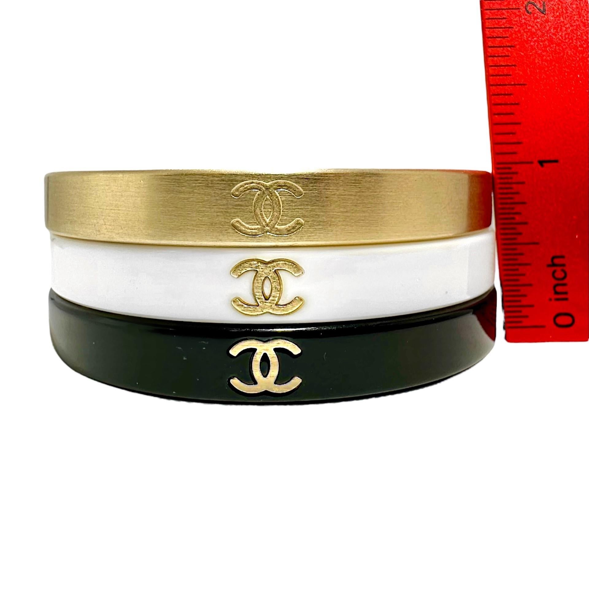 Vintage Chanel Bangle Set of 3: In Gold Tone, White, & Black Resin With CC Logo  In Good Condition For Sale In Palm Beach, FL
