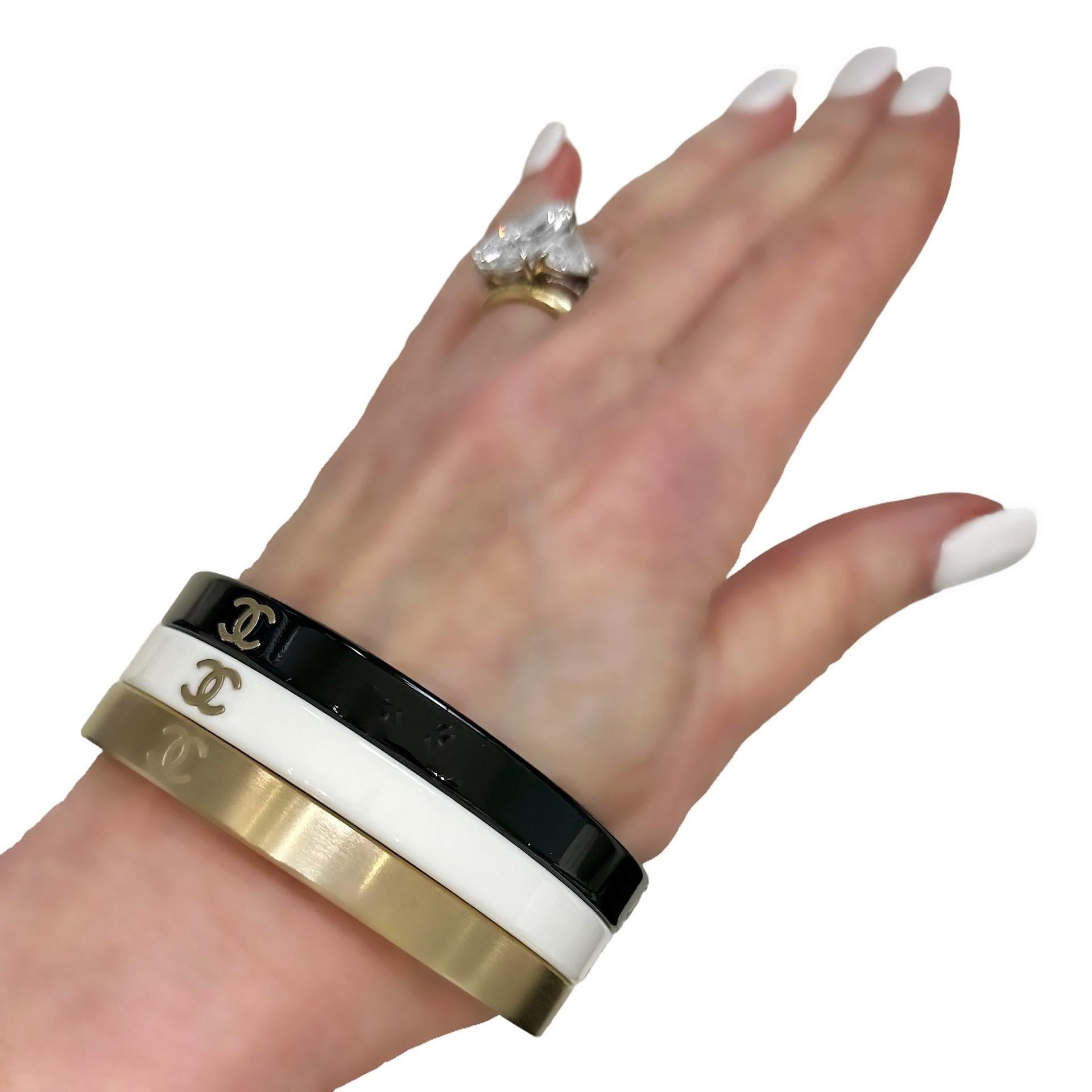 Chanel - Ensemble de 3 bracelets jonc vintage en résine blanche, dorée et noire avec logo CC  en vente 4