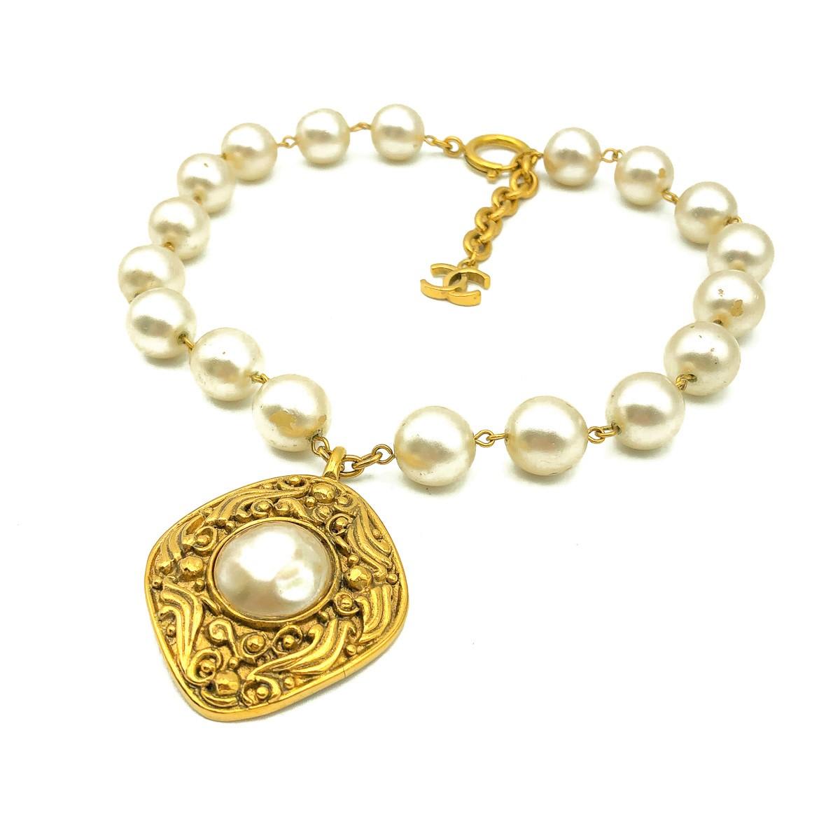 An impressive vintage Chanel Pearl Lozenge necklace from the 1970s. Featuring large baroque pearls strung on metal rods leading to a large etruscan inspired lozenge set with a large half baroque pearl. The necklace is finished to perfection with the