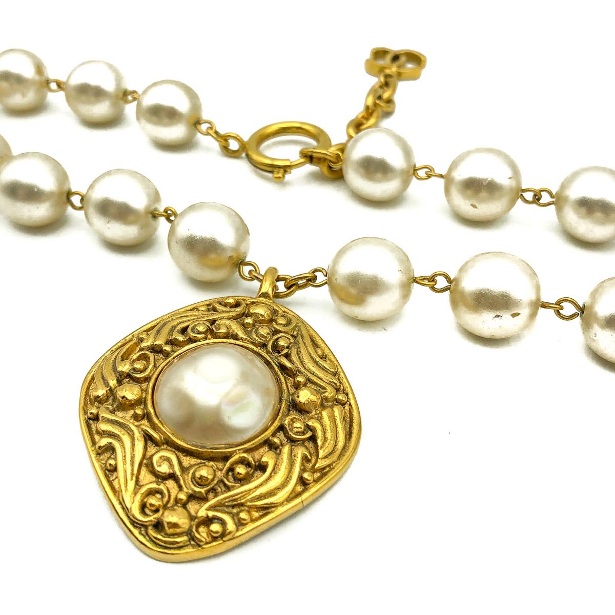 Vintage Chanel Baroque Pearl Lozenge Pendant Necklace 1970s In Fair Condition For Sale In Wilmslow, GB