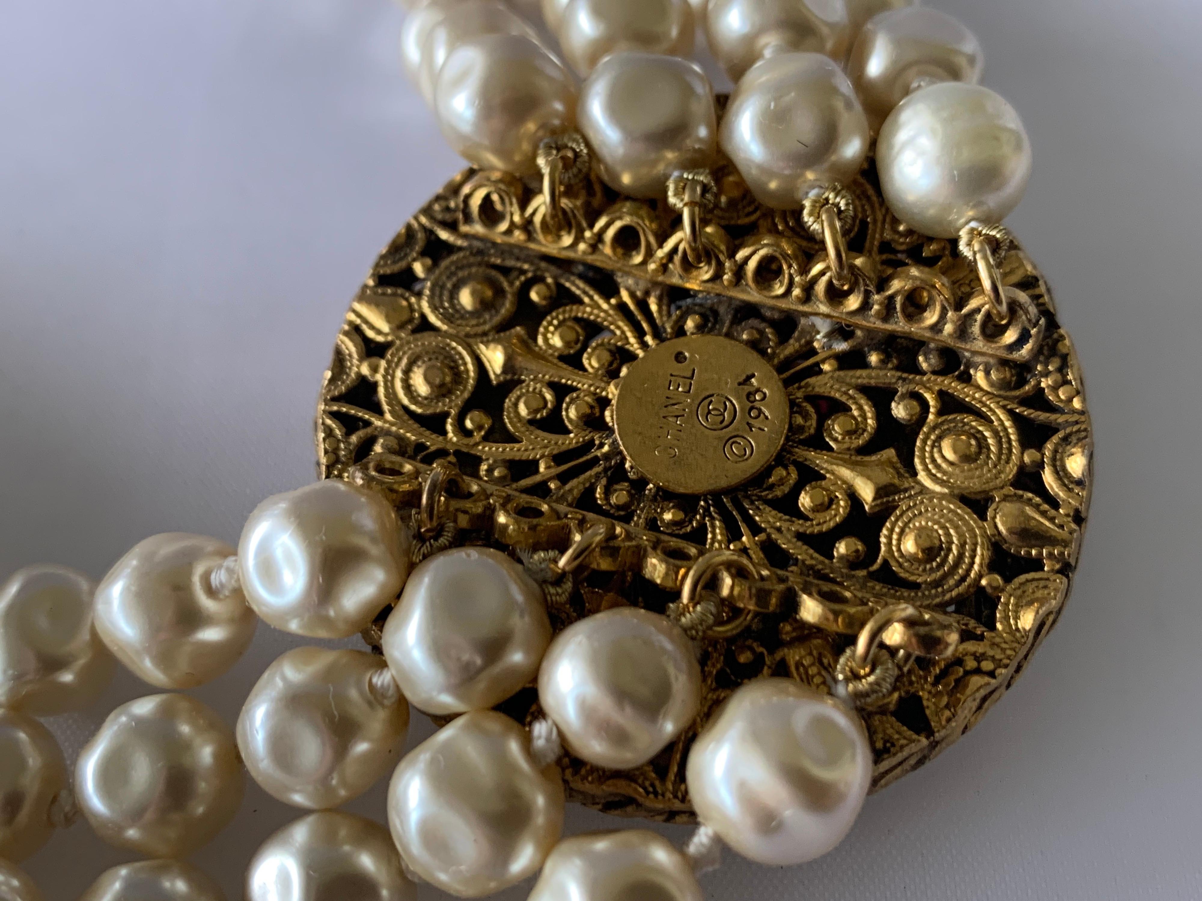 Vintage Chanel Baroque Pearl Medallion Necklace  For Sale 1