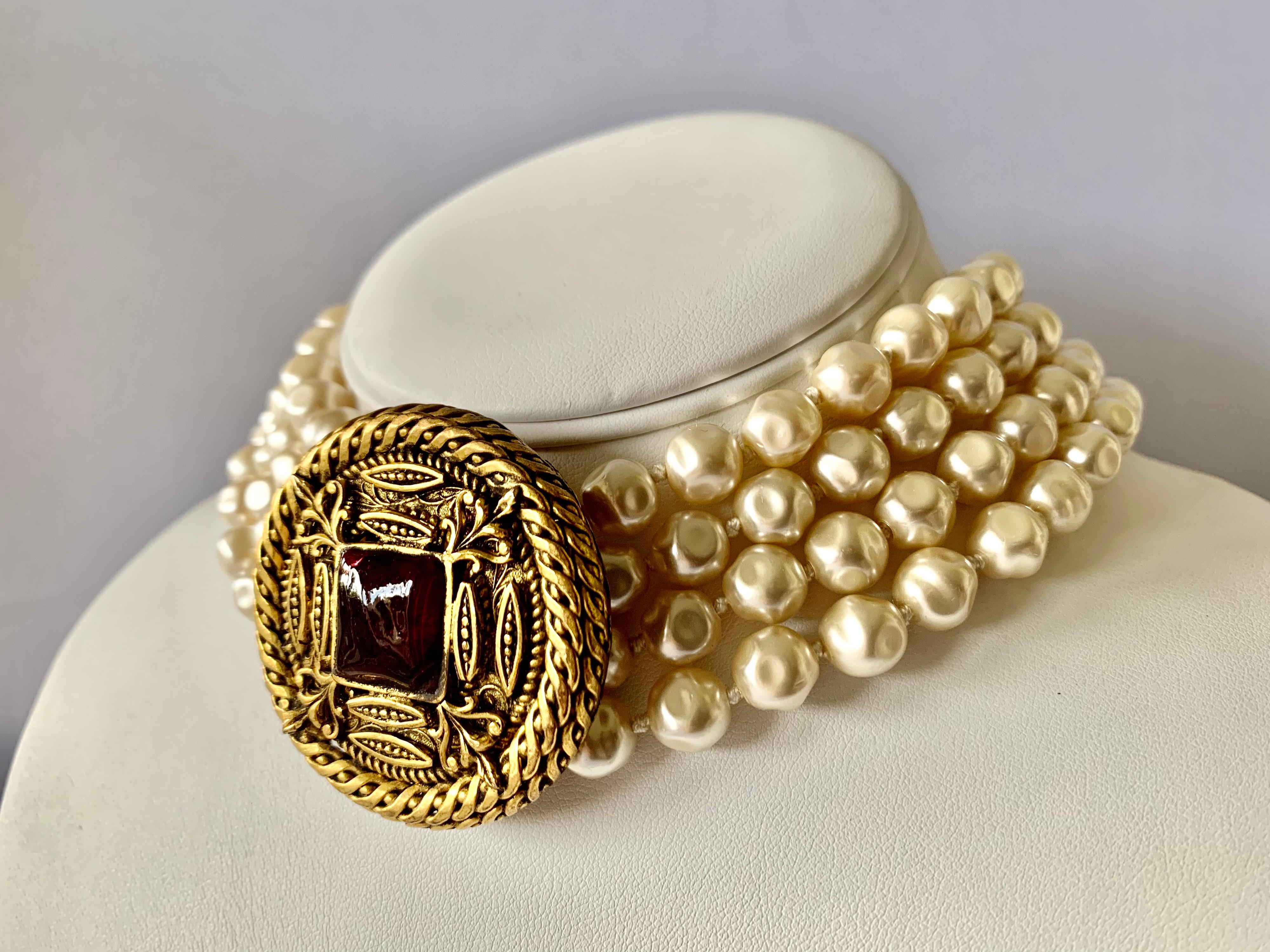 Byzantin Chanel Collier médaillon baroque en perles  en vente