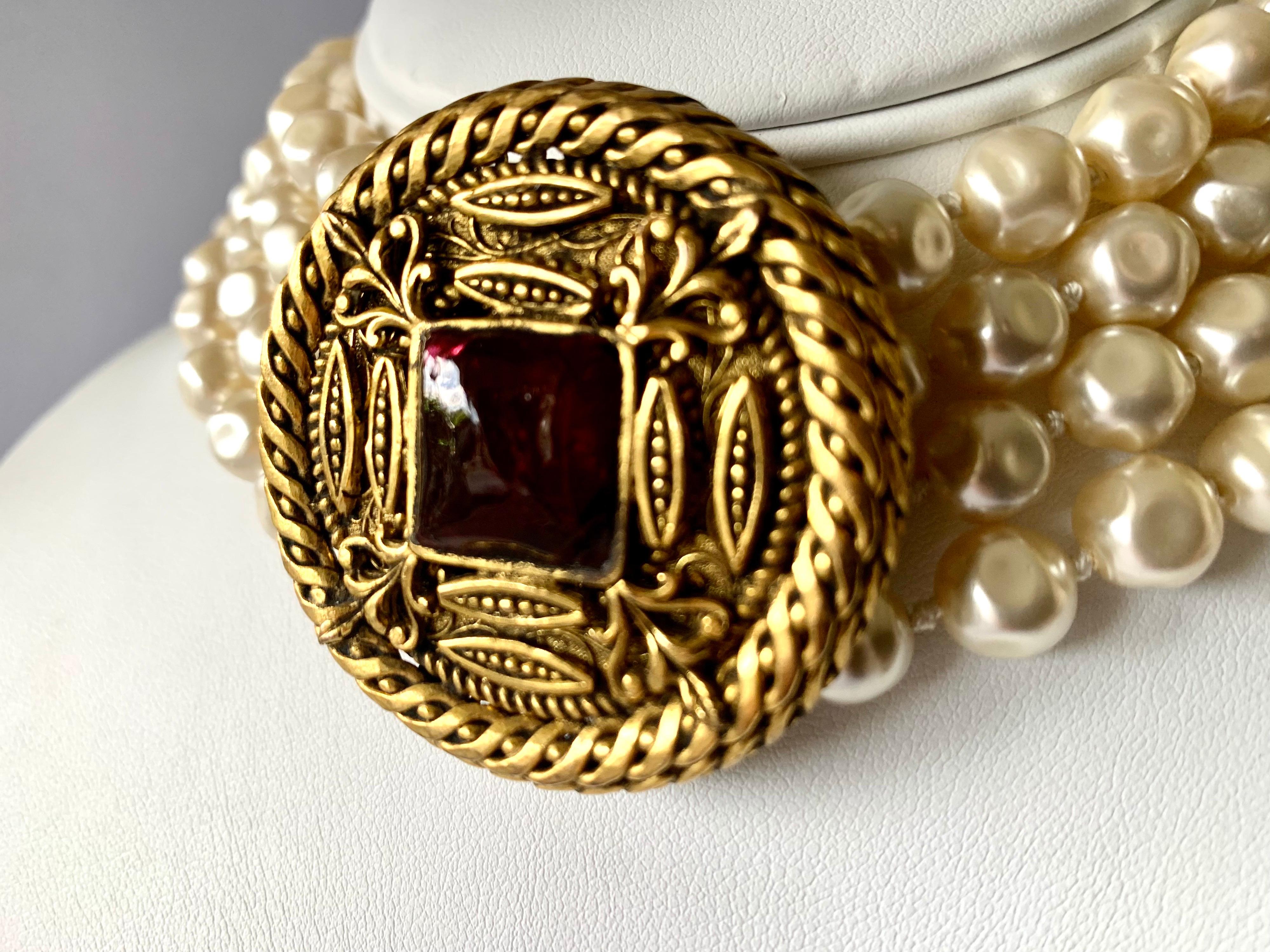 Perle Chanel Collier médaillon baroque en perles  en vente