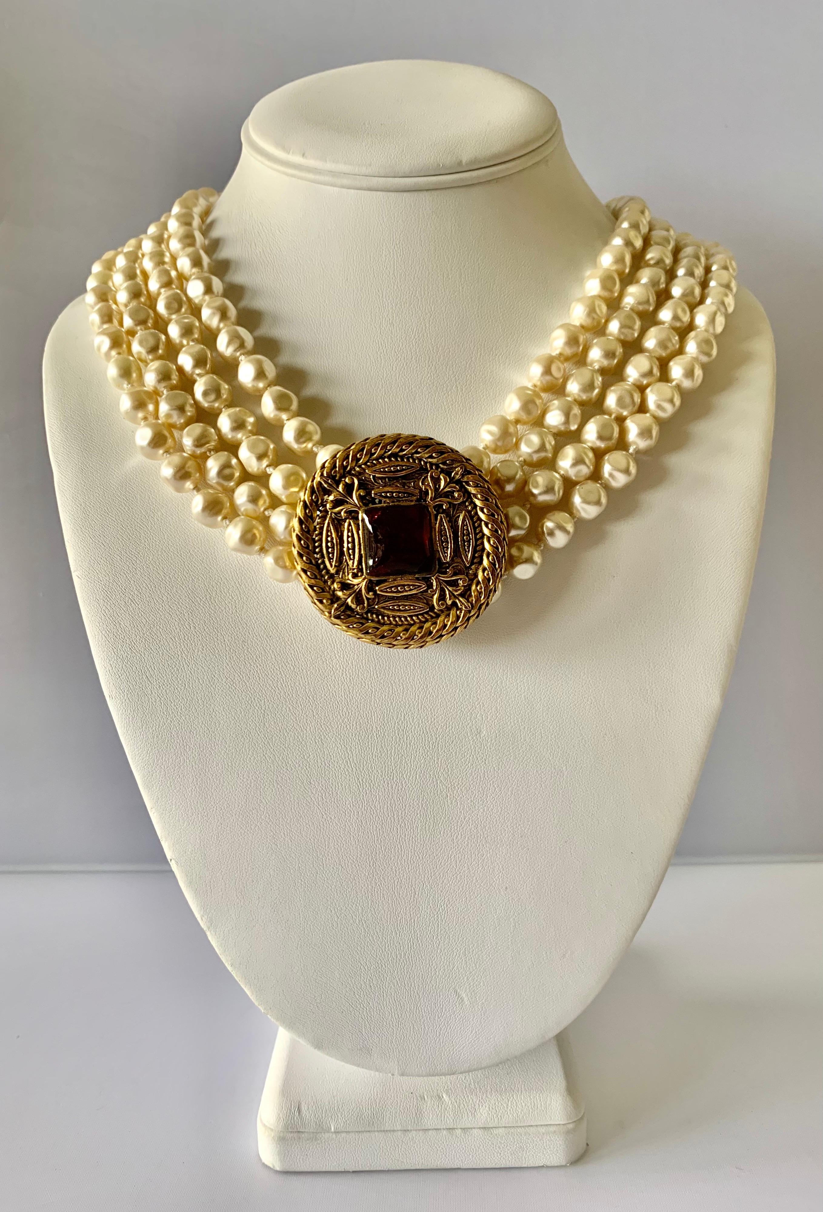 Chanel Collier médaillon baroque en perles  Excellent état - En vente à Palm Springs, CA
