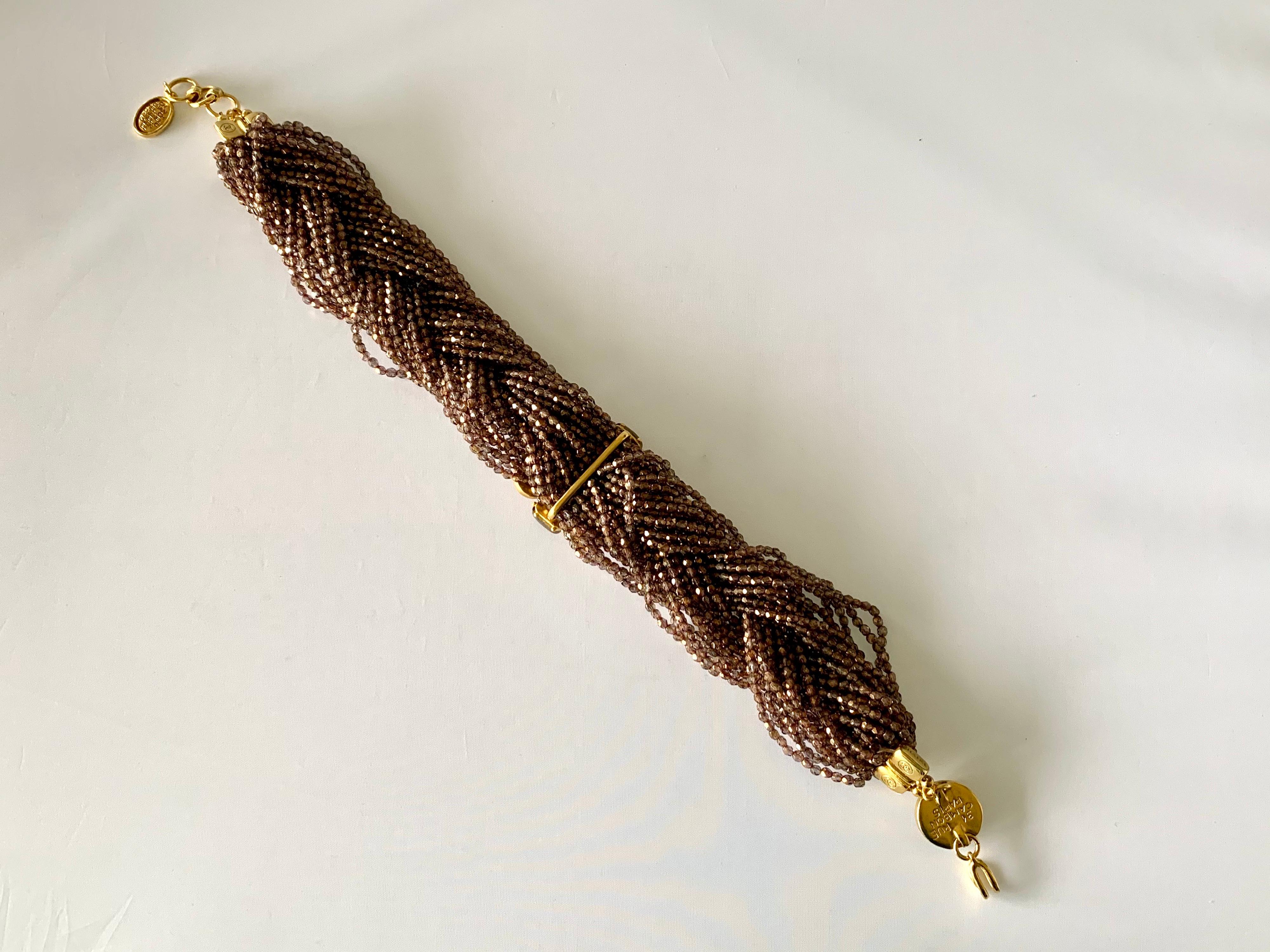Collana di perline Chanel vintage a più fili con incisione in oro in vendita 6