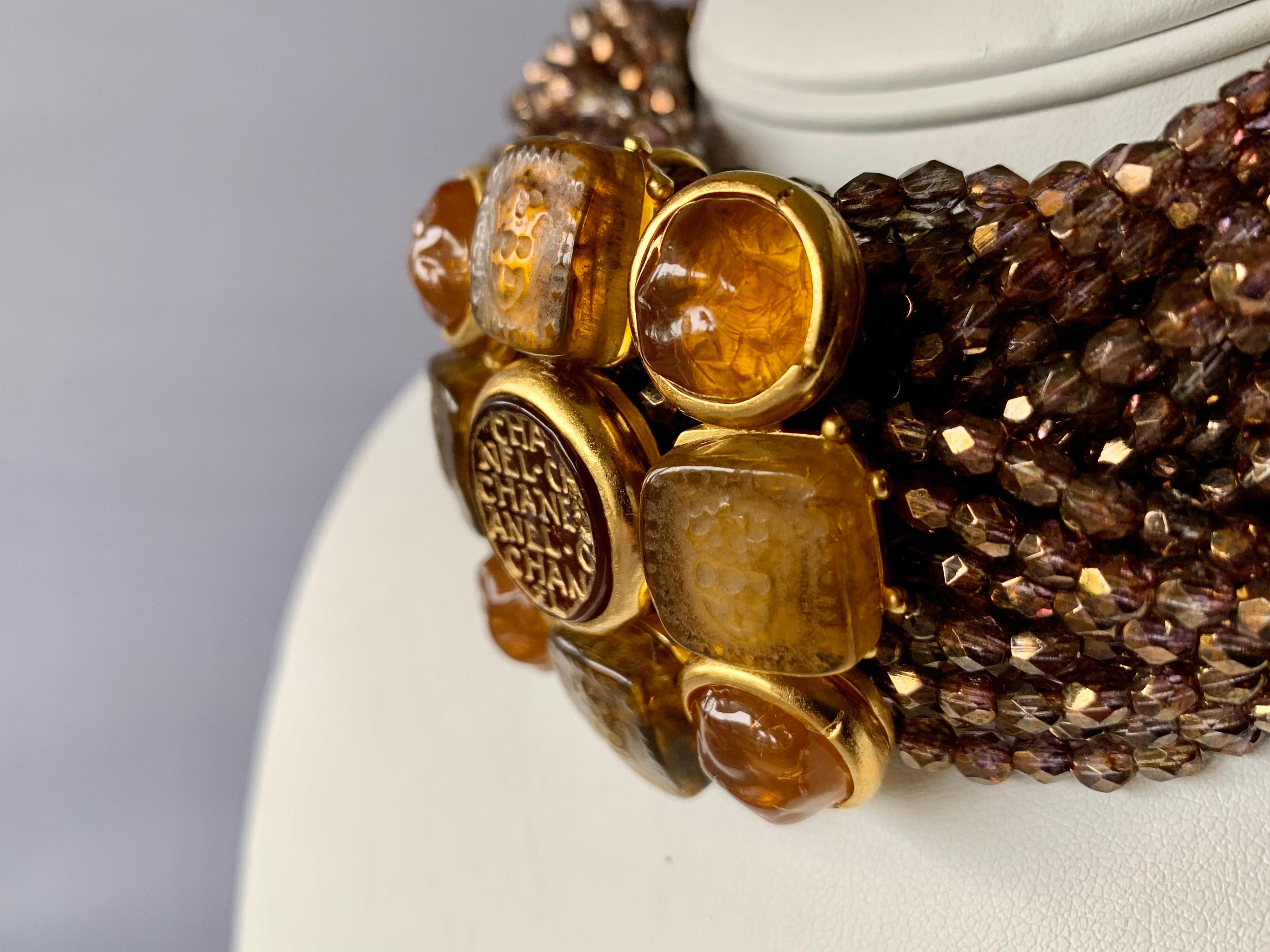 Bizantino Collana di perline Chanel vintage a più fili con incisione in oro in vendita