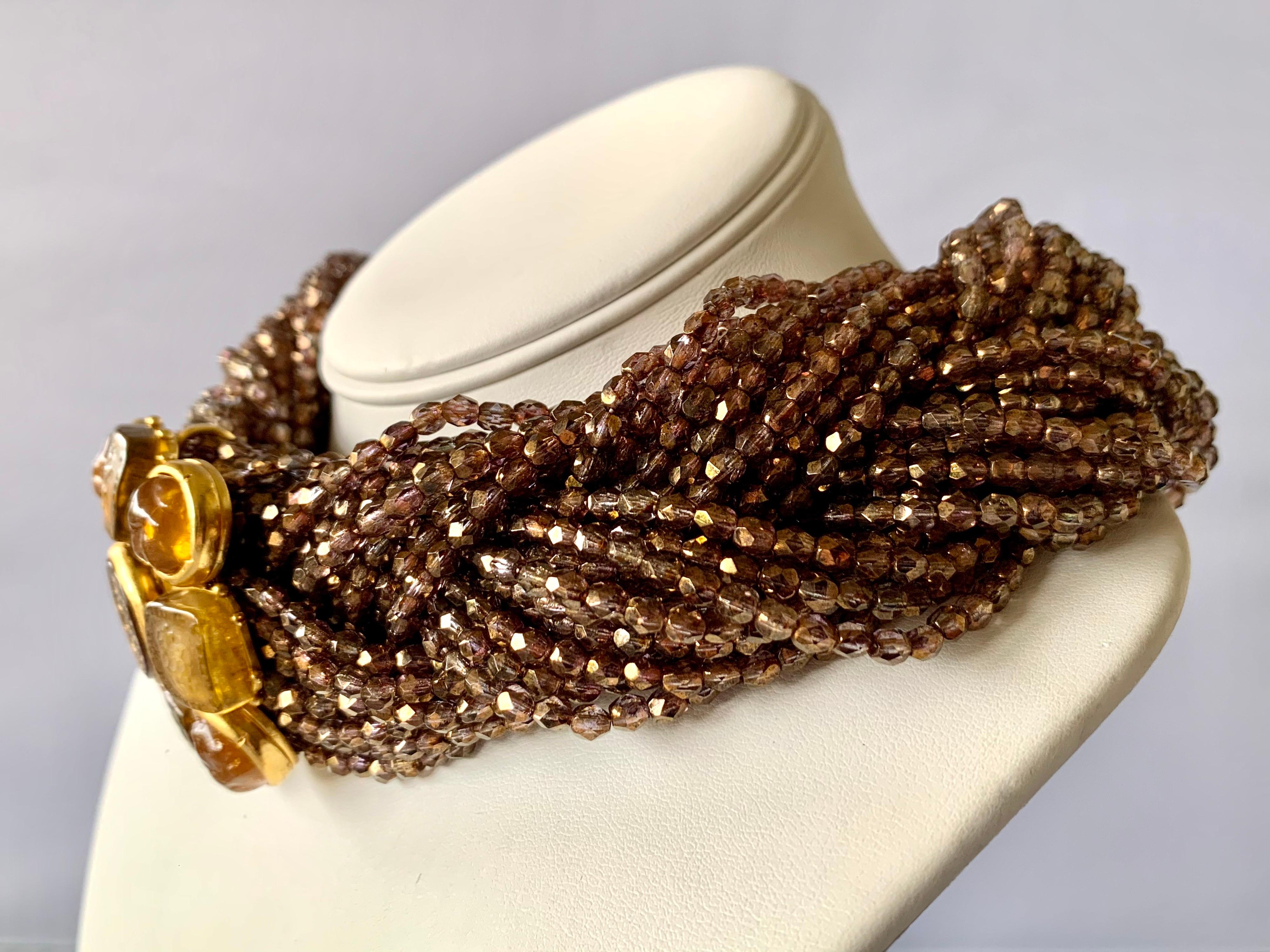 Chanel Mehrstrangige Statement-Halskette aus Gold mit Perlen im Intaglio-Stil  im Zustand „Hervorragend“ im Angebot in Palm Springs, CA