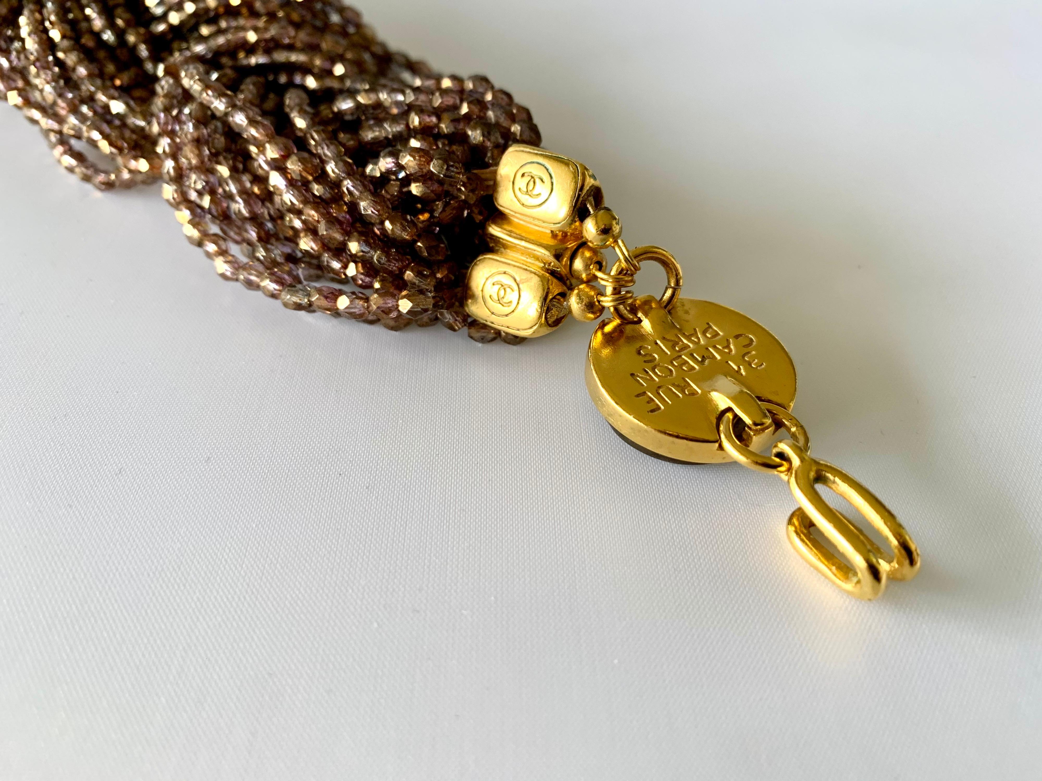 Chanel Mehrstrangige Statement-Halskette aus Gold mit Perlen im Intaglio-Stil  im Angebot 3