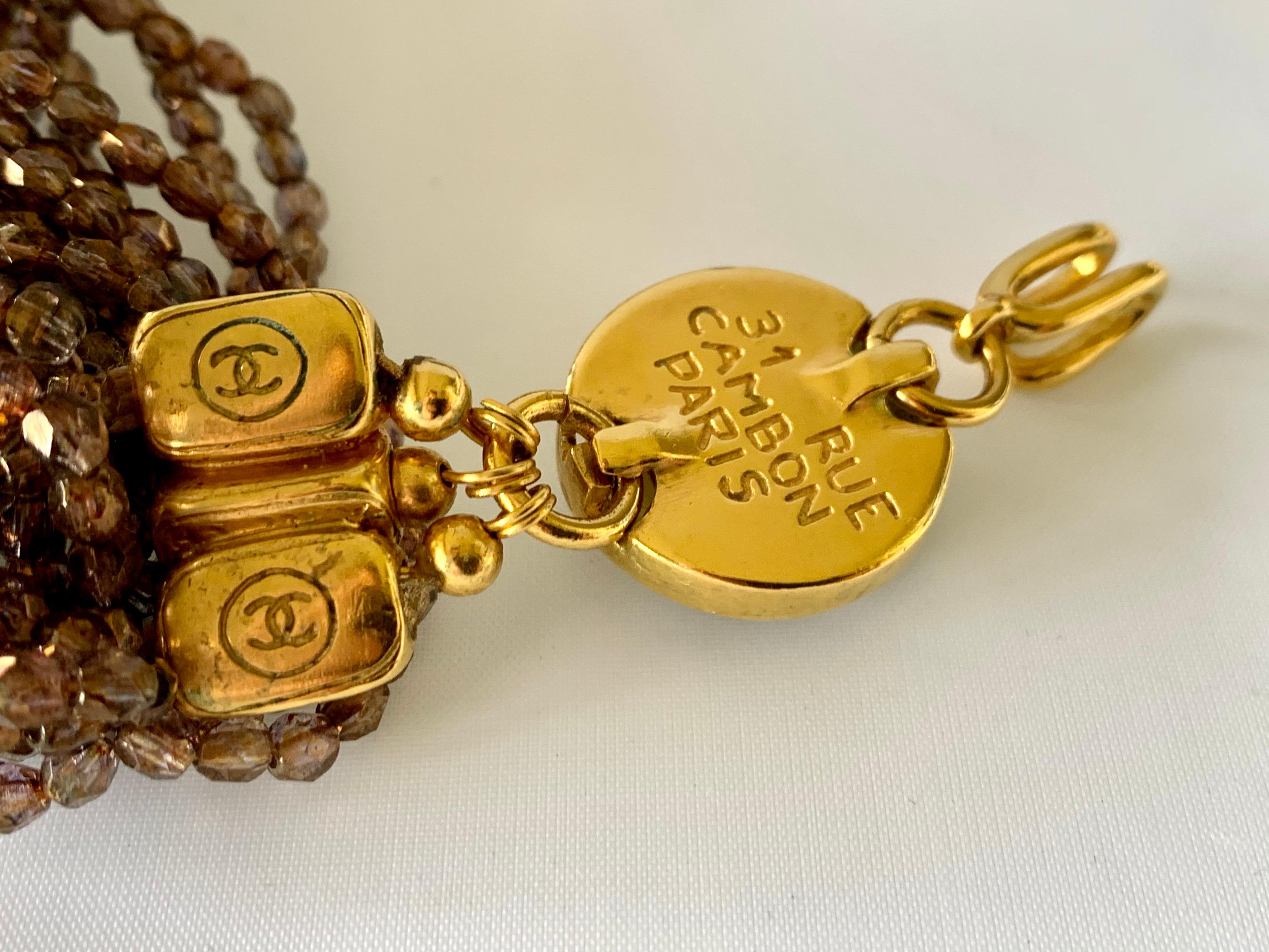 Collana di perline Chanel vintage a più fili con incisione in oro in vendita 4