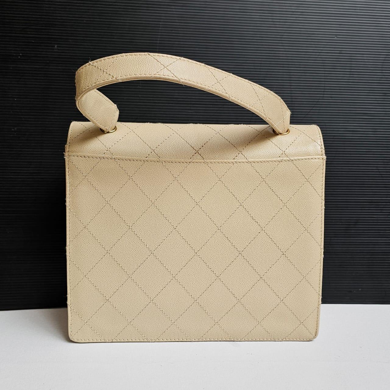 Beautiful vintage top handle bag in light beige caviar. Very good vintage condition overall as seen on pictures. Series #5. Comes with its holo sticker and replacement dust bag.