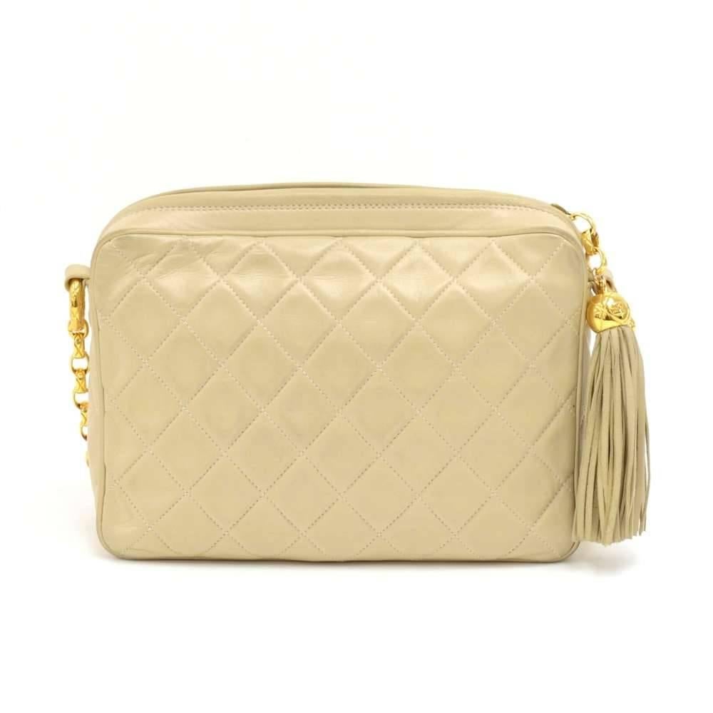 Vintage Chanel shoulder pochette/bag in beige quilted leather. Top access with flap and magnetic closure. Fringe is attached on flap. Inside has beige leather lining with 1 open pocket. Comfortably carried on shoulder.

Made in: Italy
Serial Number: