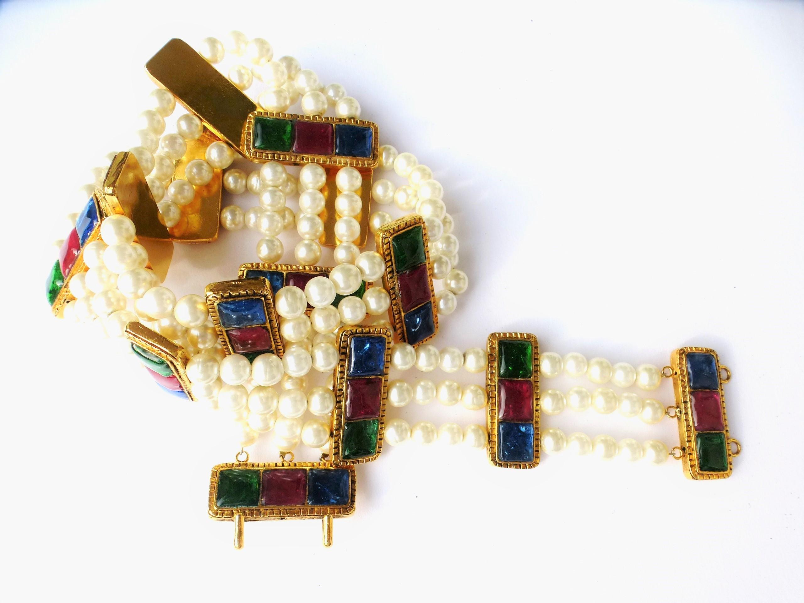 A very unusual Chanel belt with many faux pearls and spaces made by Robert Goossens with colored liquid glass from the House of Gripoix.
It is a unique, perfectly preserved, from the first Victoire de Castellane collection in 1985. It is signed with